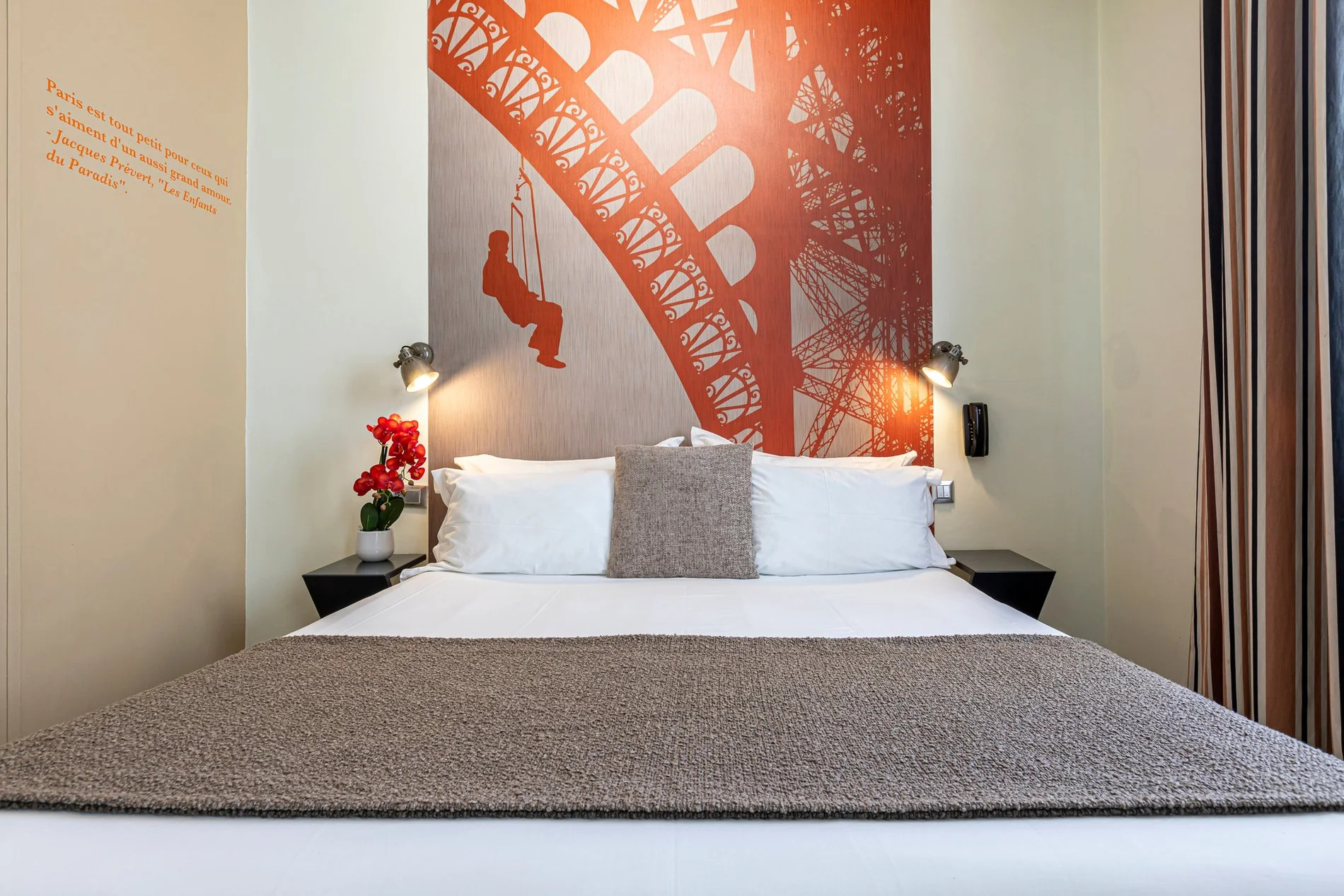 Chambre Double Supérieure de l'Hôtel Alpha Paris Eiffel avec décoration inspirée de la tour Eiffel.