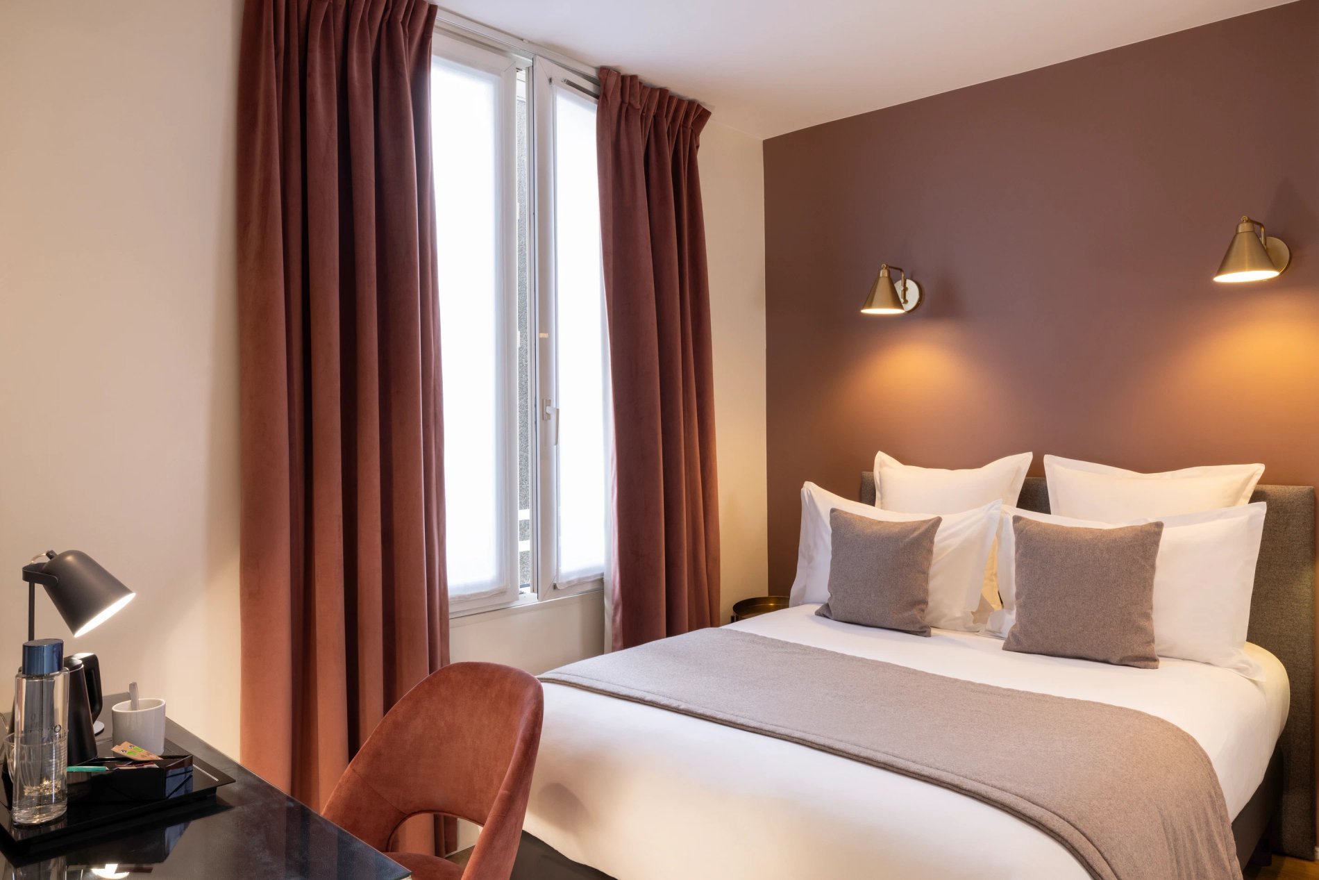 Hotel Brady Single Room Desk