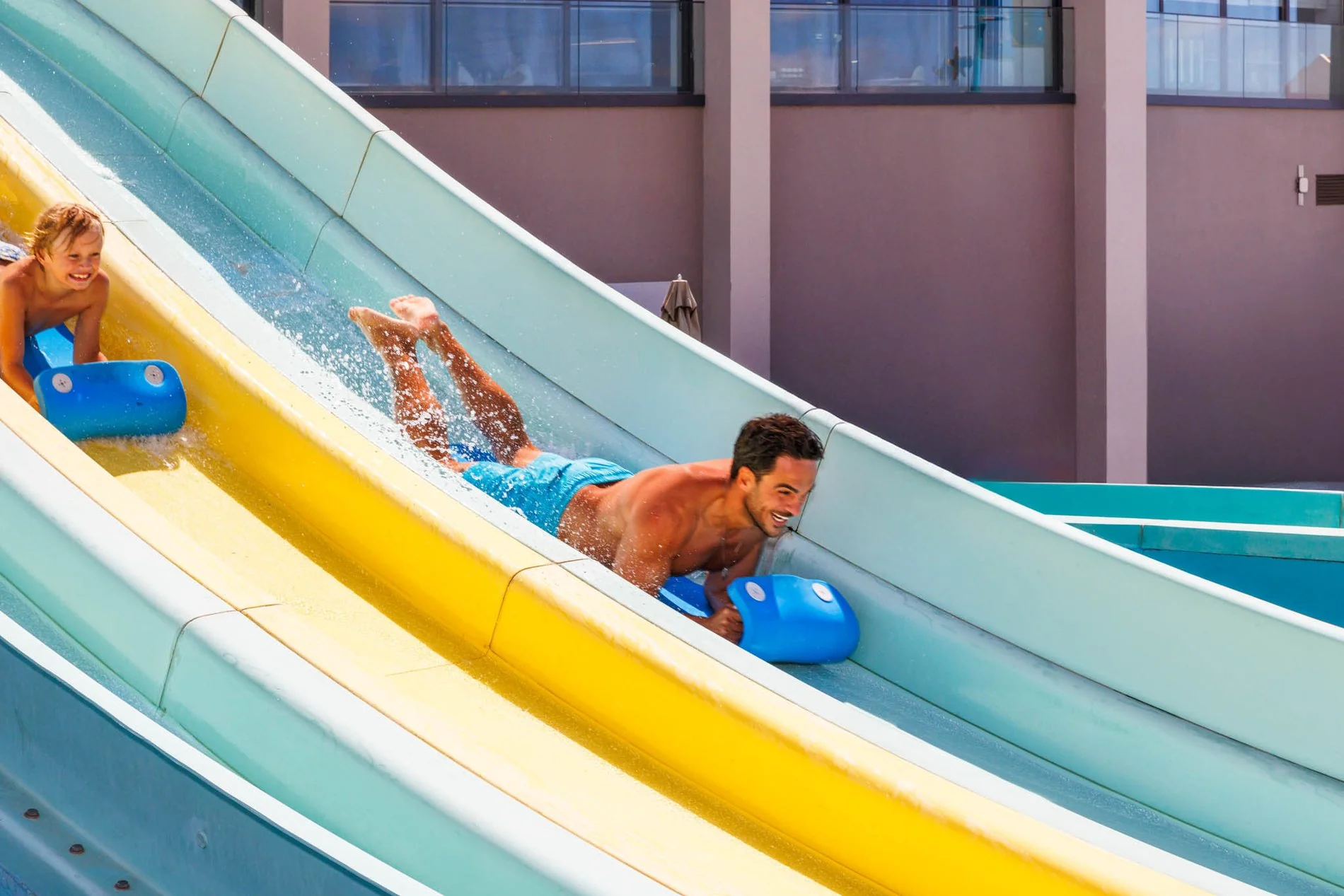 Kind und Vater rutschen auf den Wasserrutschen im Jupiter Albufeira Hotel