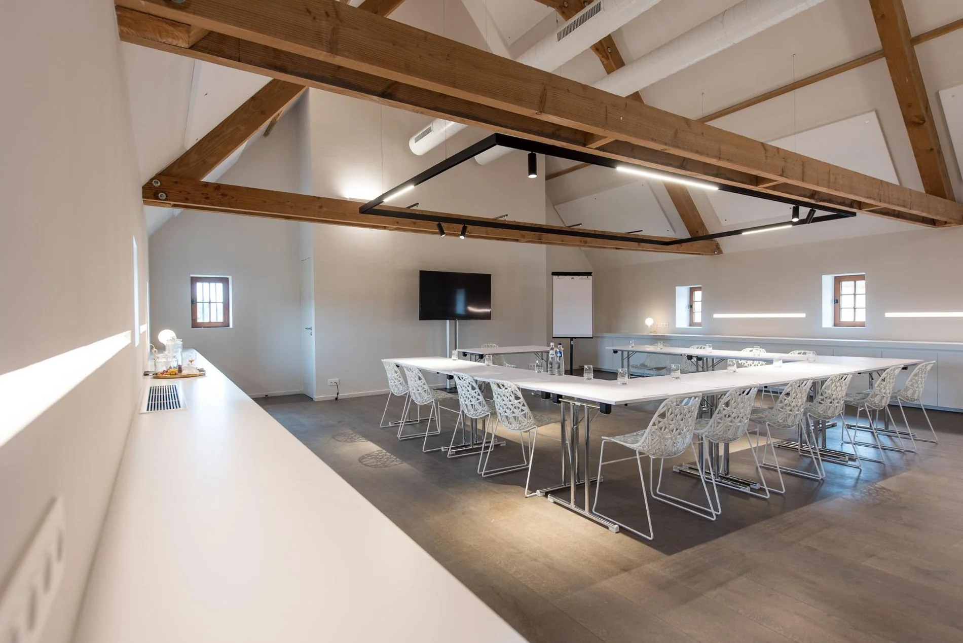 Salle de conférence lumineuse et aménagée au Martin's Rentmeesterij à Bilzen.