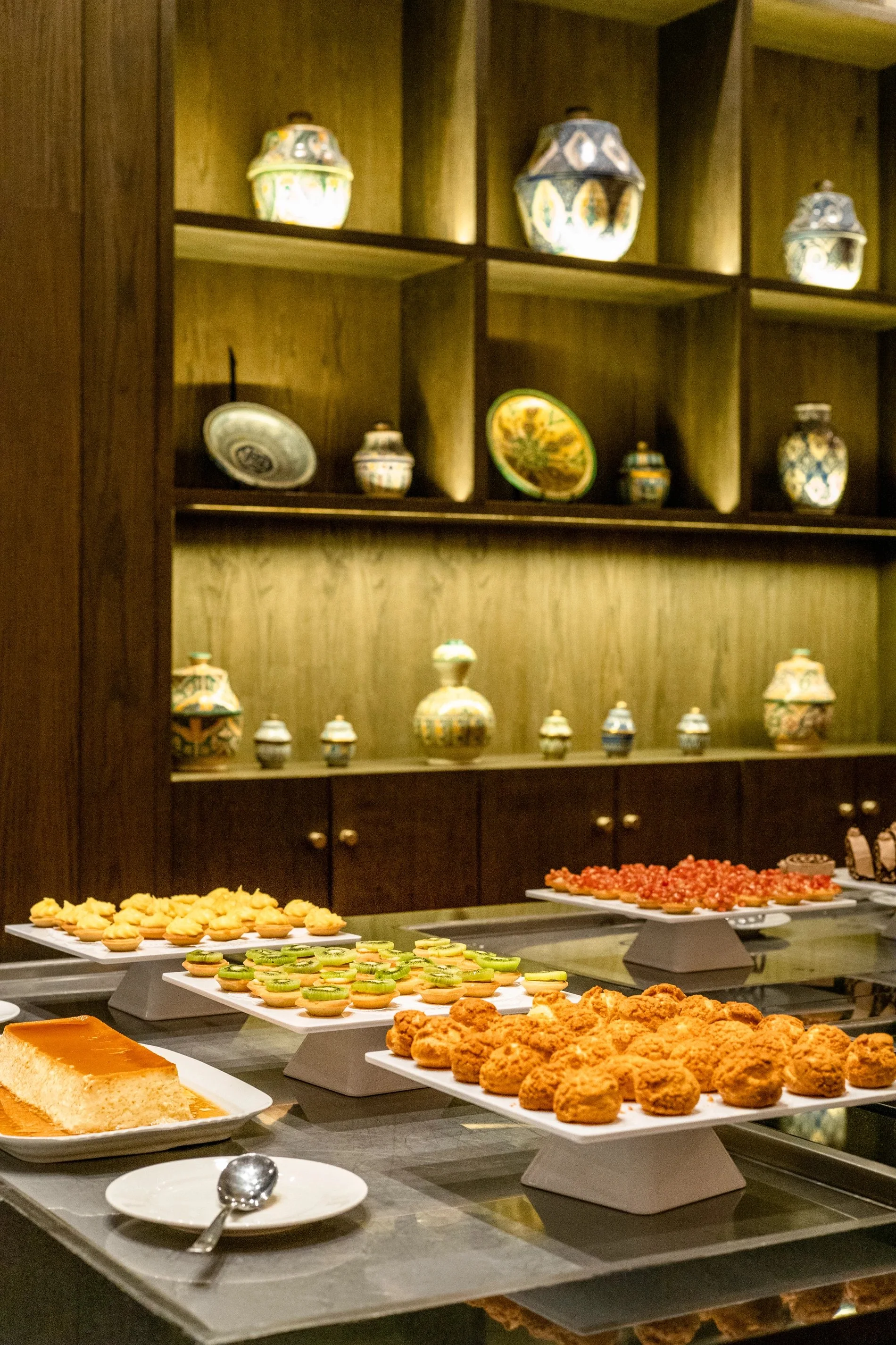 Buffet varié de mets raffinés au restaurant L’Oasis du Berbère Palace à Ouarzazate