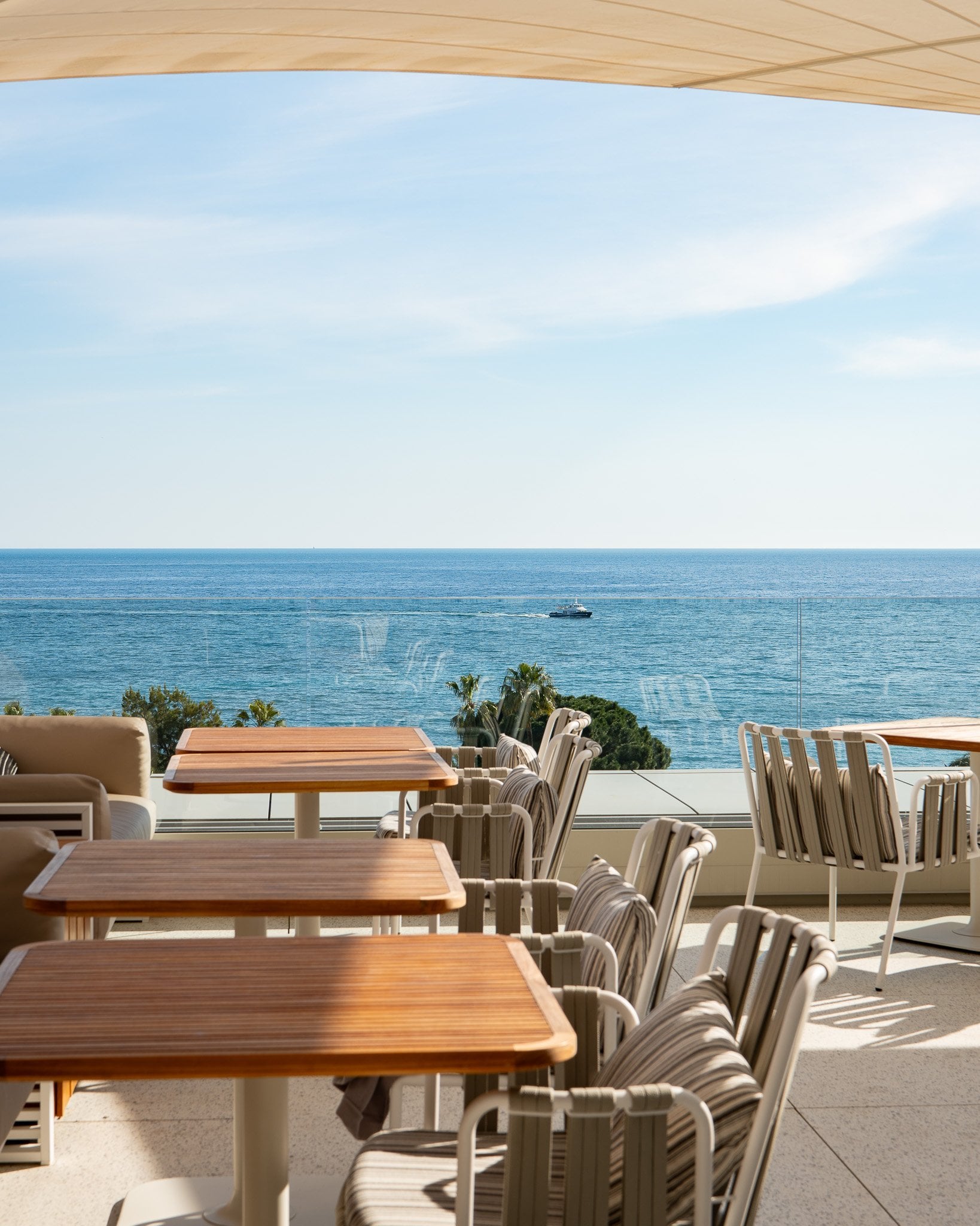 Rooftop Maison Albar - Le Victoria: tables, chairs, vegetation.