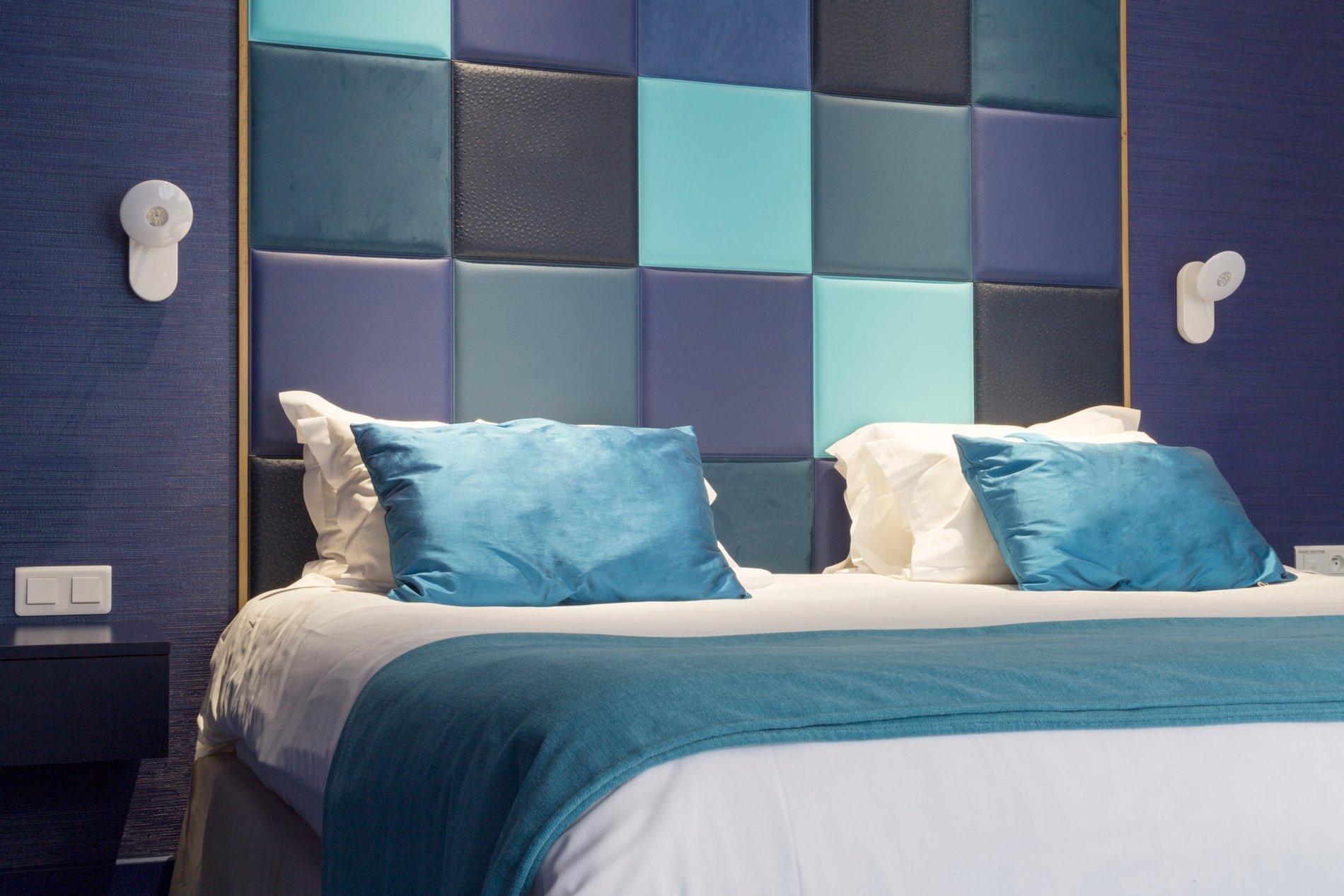 Holiday Inn Resort Le Touquet : Intérieur moderne et confortable d'une chambre avec un grand lit et une tête de lit design, représentant le standing de cet Hôtel 4 étoiles Le Touquet Paris Plage.
