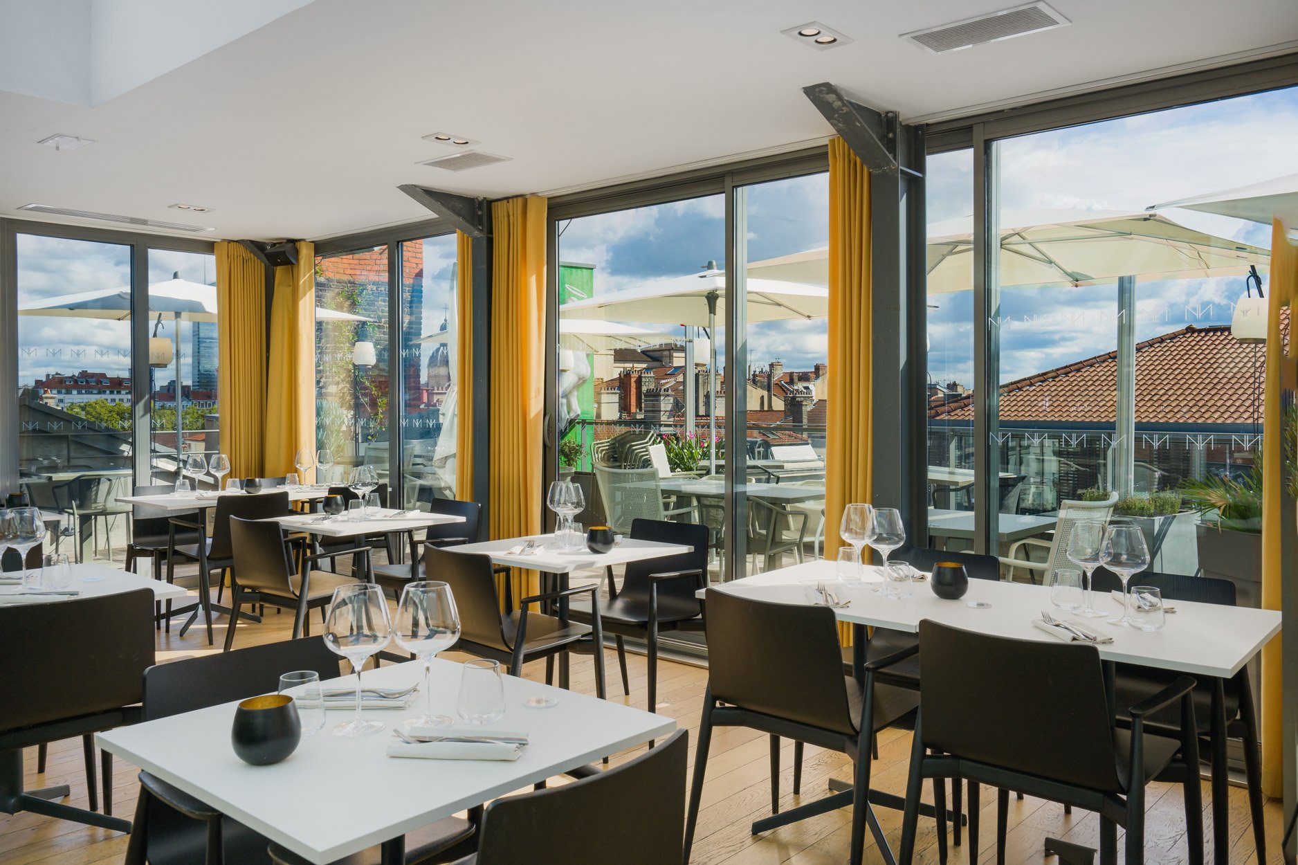 Le RoofTop, A private restaurant for your seminars in downtown Lyon, with a glass roof, a south-facing terrace and generous, creative seasonal cuisine.