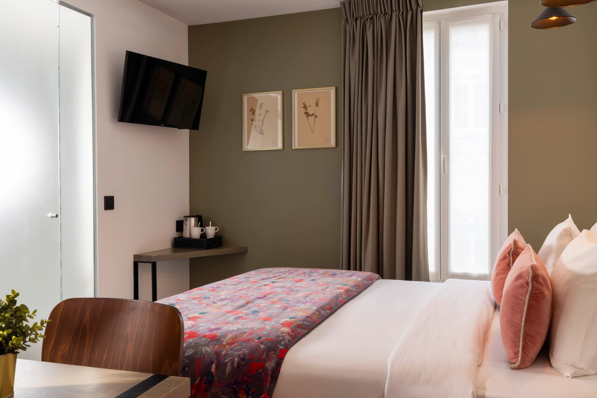 Hotel Maxim Quartier Latin Room Suite Desk TV Kettle