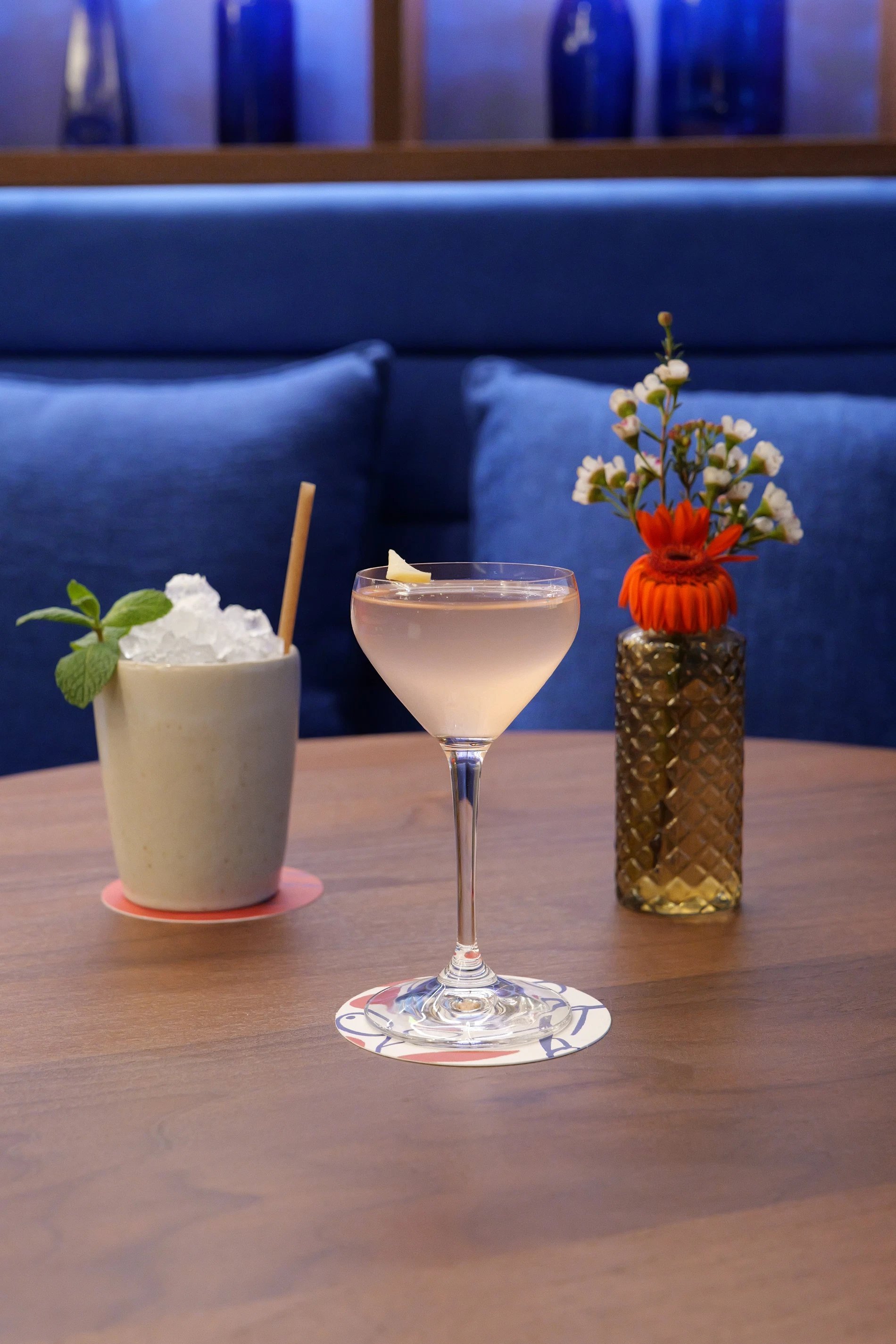 Bar Taulissa : Refreshing cocktails with flowers on a table