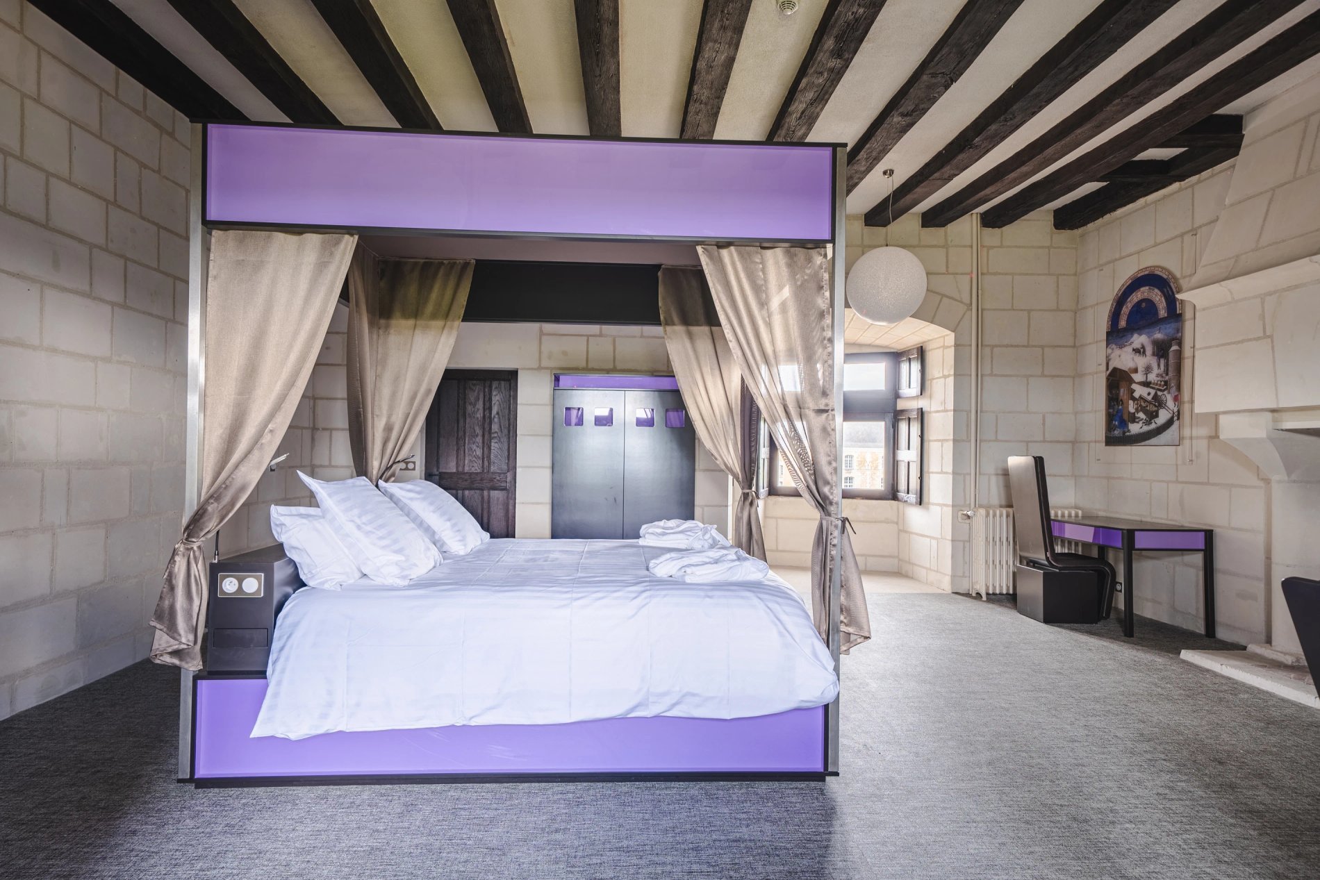 Lit double dans un hébergement charmant au château.