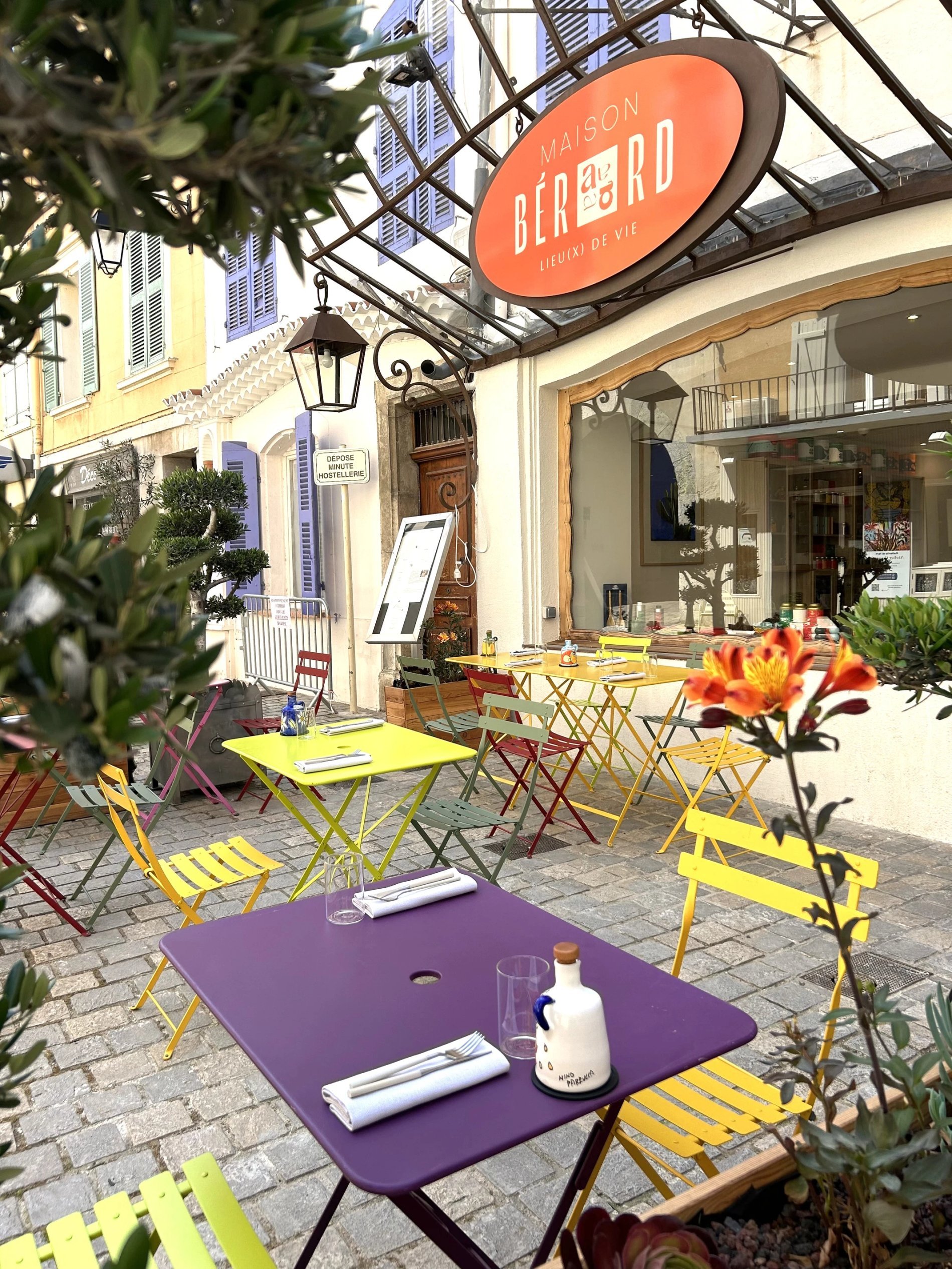 Terrasse du restaurant de la Maison Bérard au cœur du village de La Cadière-d’Azur