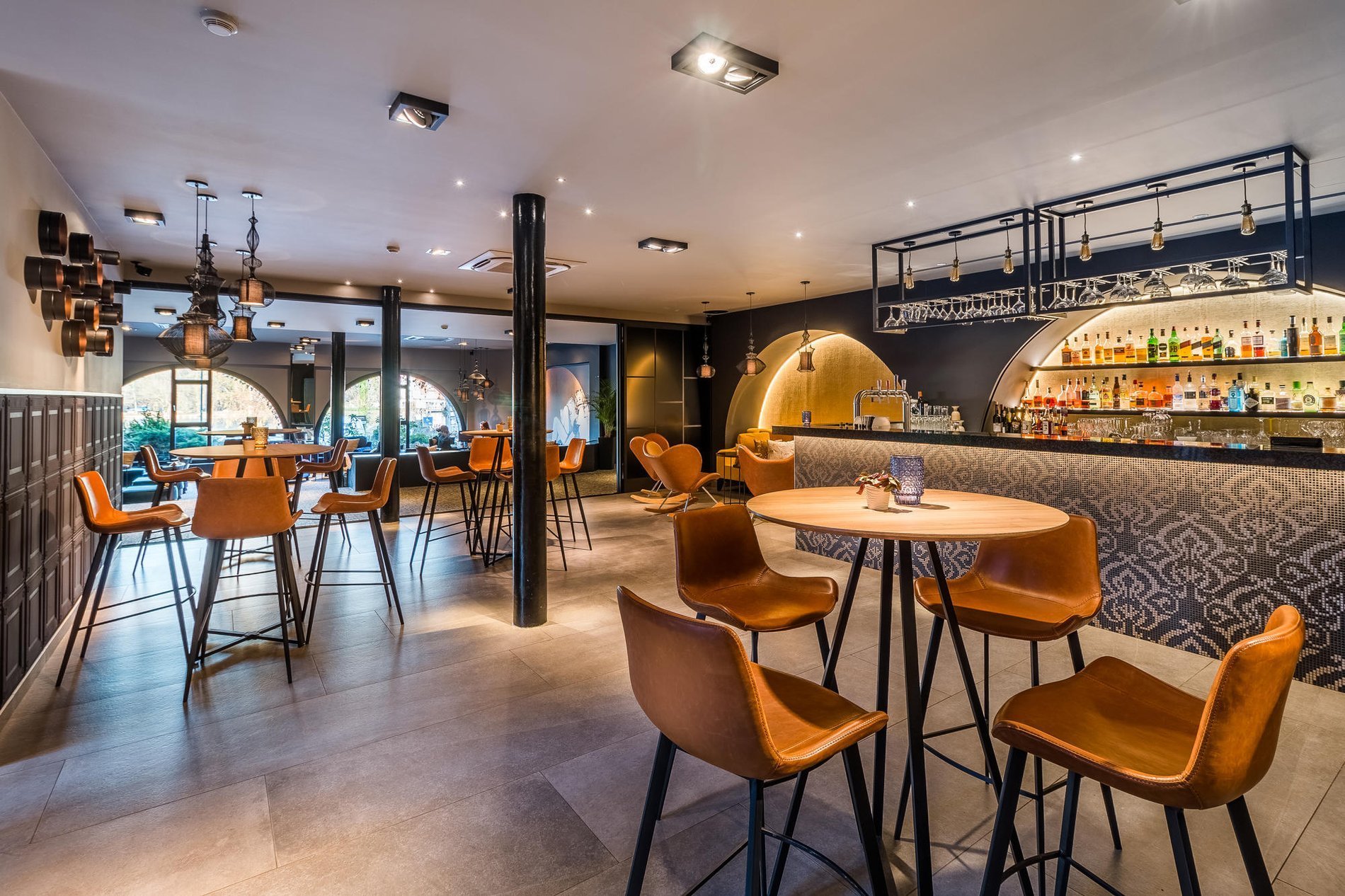 Intérieur élégant et contemporain du bar Kingfisher à Genval.