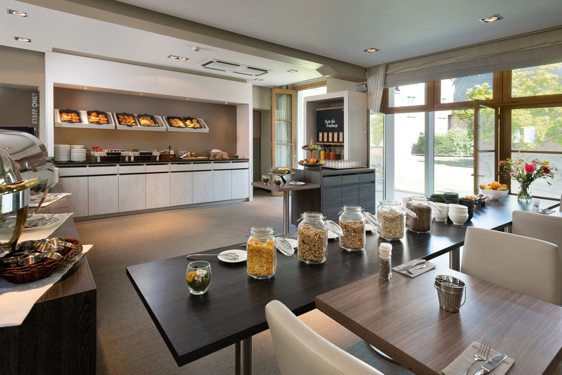 Buffet de petit-déjeuner gourmand au Martin's Klooster à Louvain.