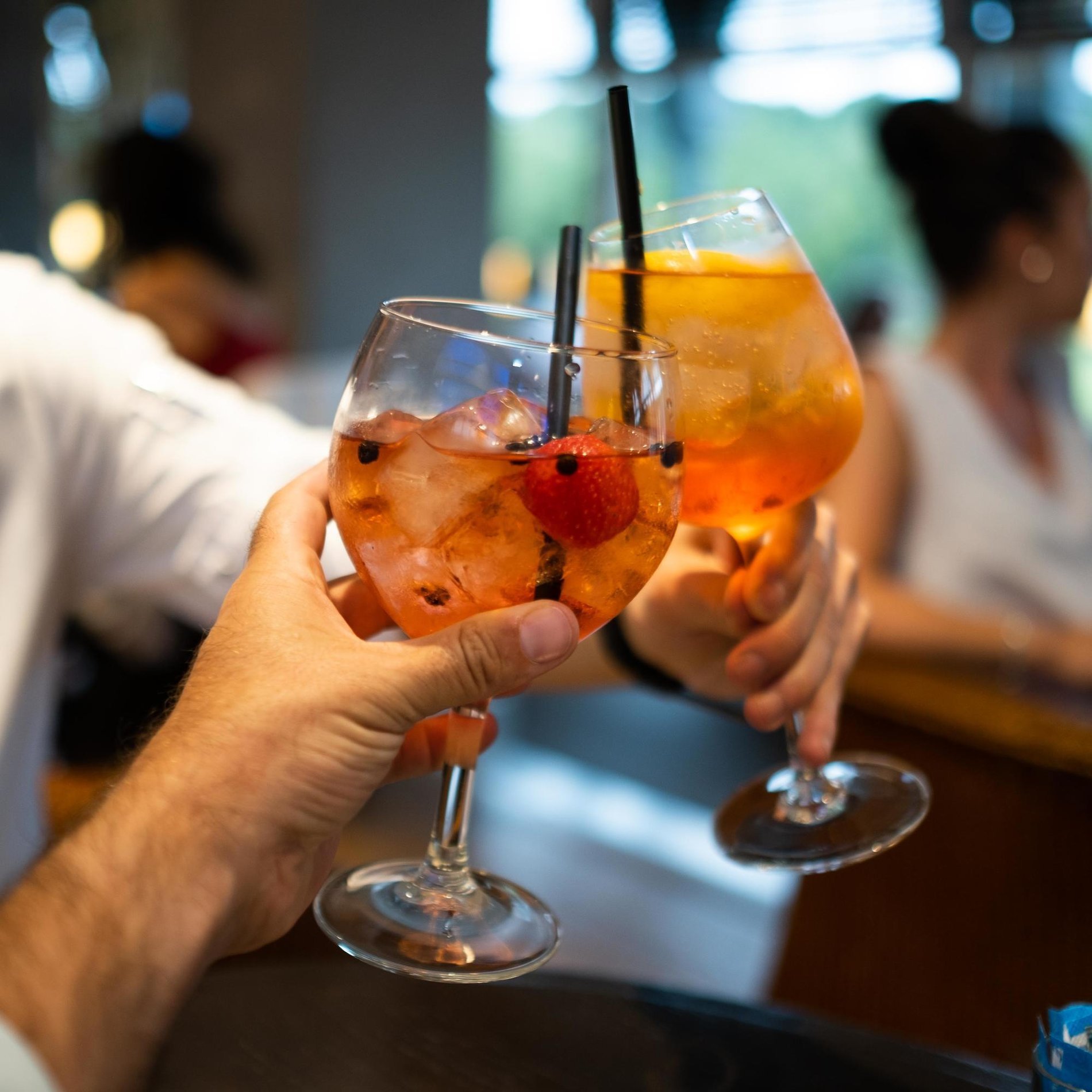 Toast avec cocktails au bar Kingfisher à Genval.