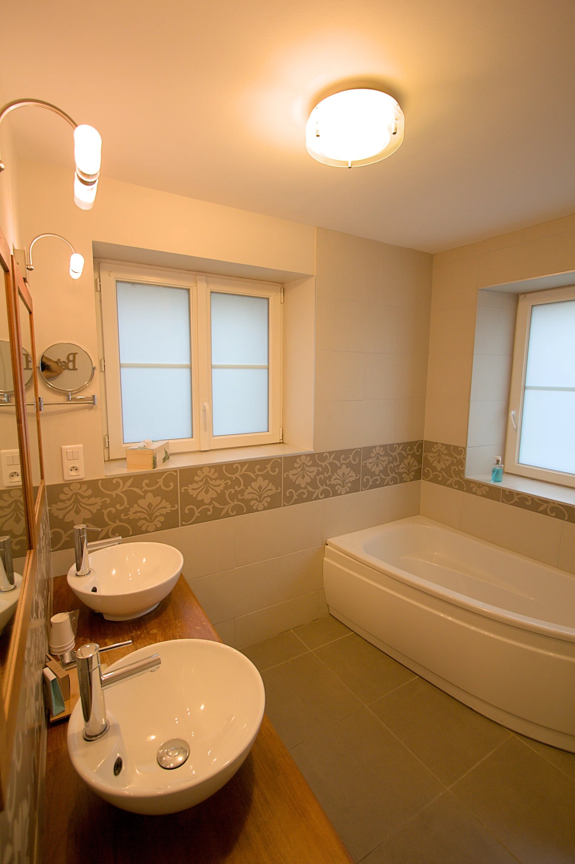 Salle de bain spacieuse de la Suite Passiflore de l'Hôtel La Ramade, symbolisant le confort et les équipements.