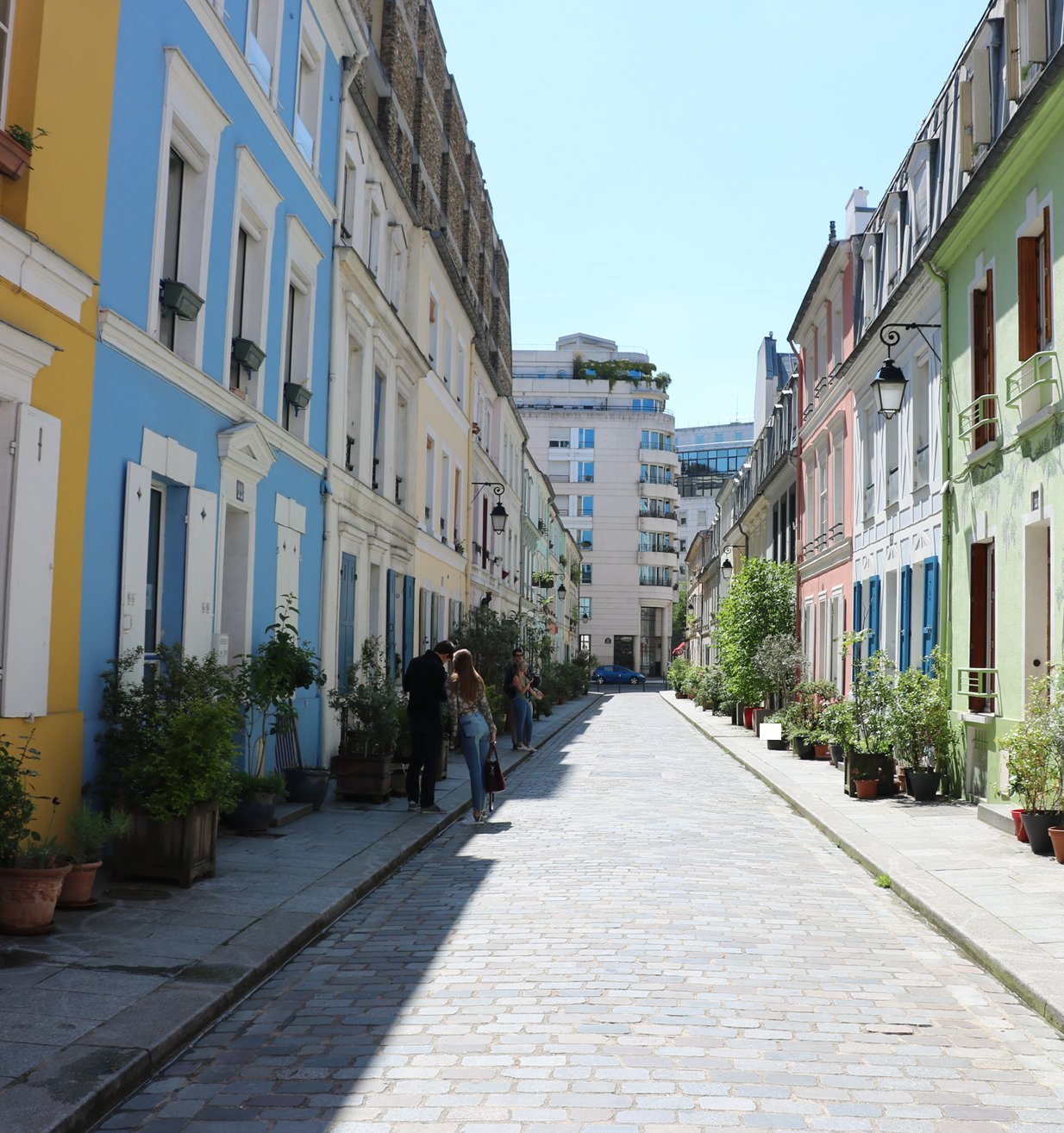 Rue colorée et pittoresque à Paris, quartier résidentiel