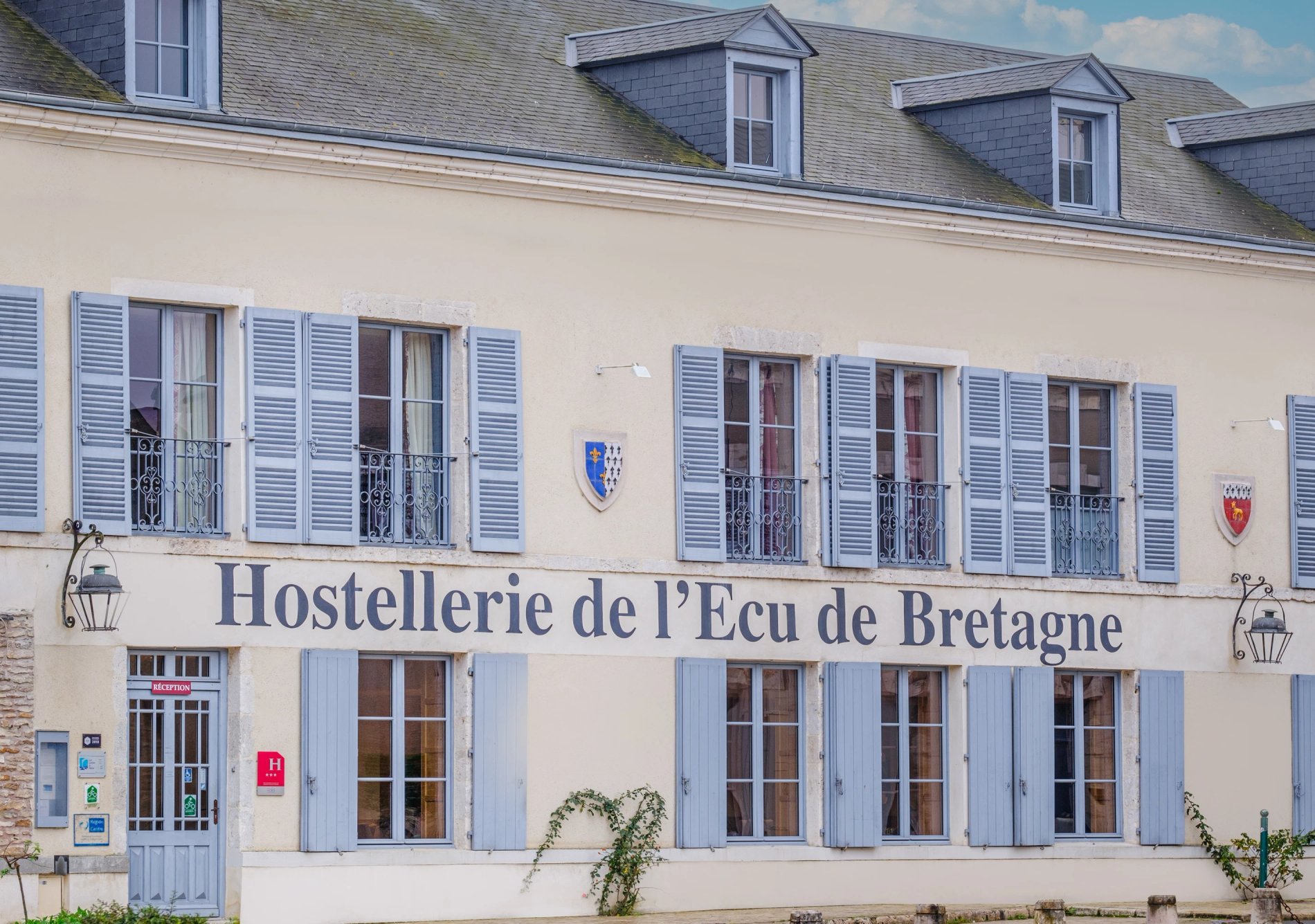 Ecu de Bretagne | Front of hotel