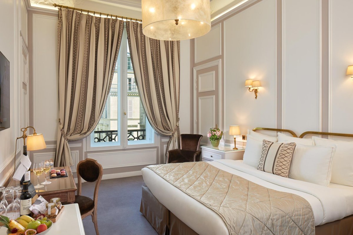 Hotel Regina Louvre  Rooms and suites with view of the Eiffel tower