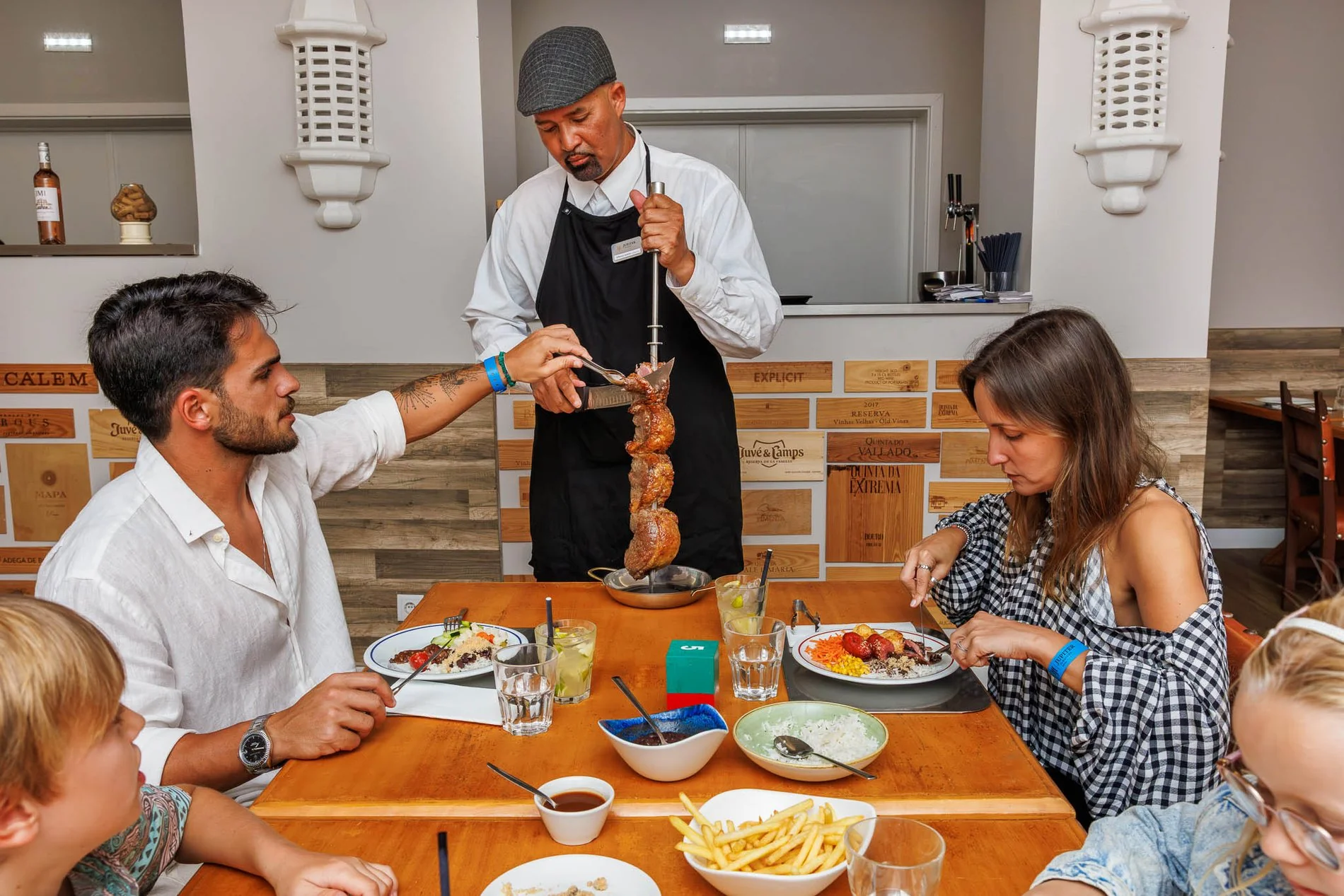 Famille déjeunant de plats typiquement brésiliens au restaurant Taberna de l’Hôtel Jupiter Albufeira