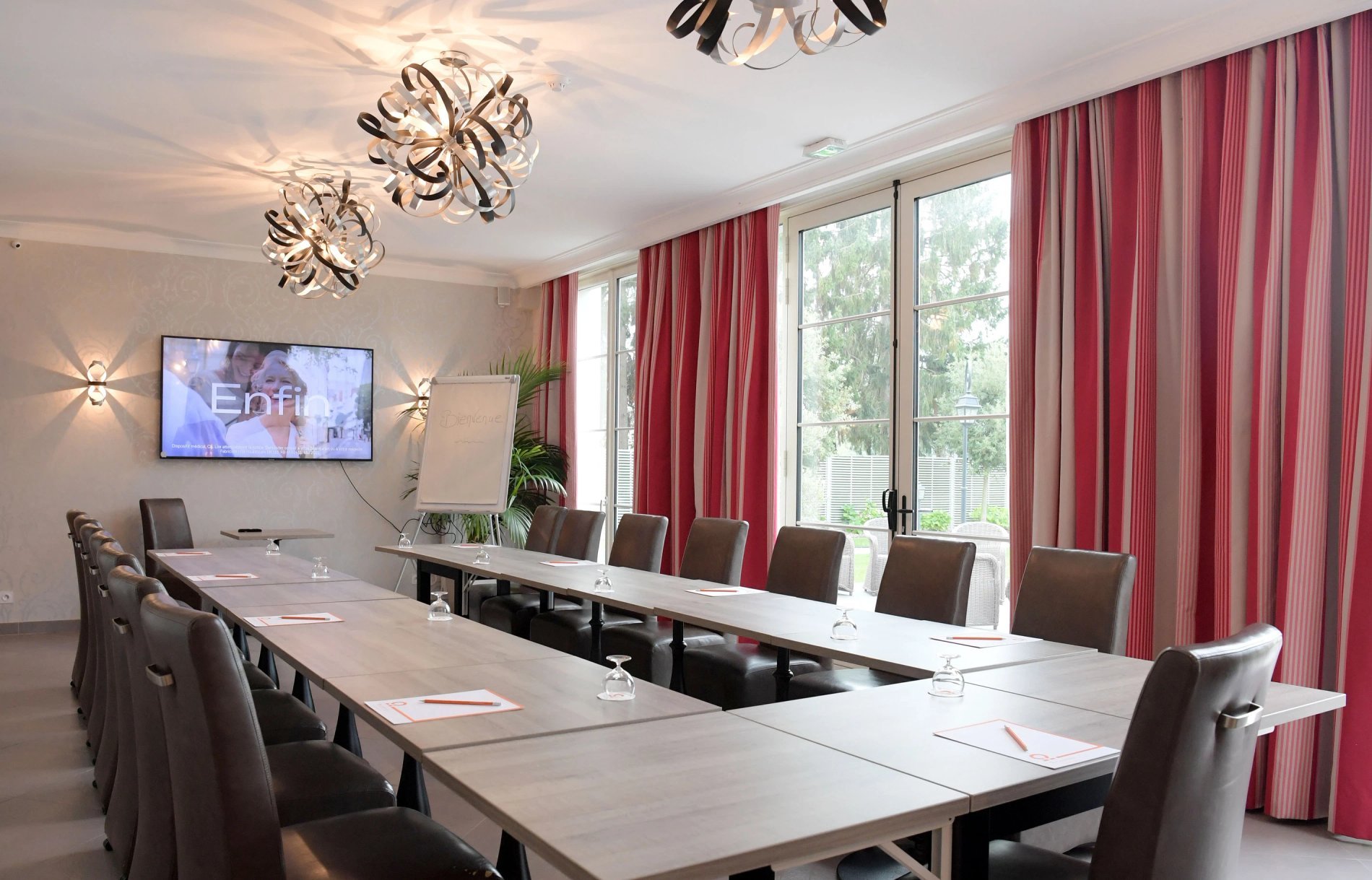 Hotel La Ramade's seminar room prepared for a meeting, symbolizing a professional and functional setting.