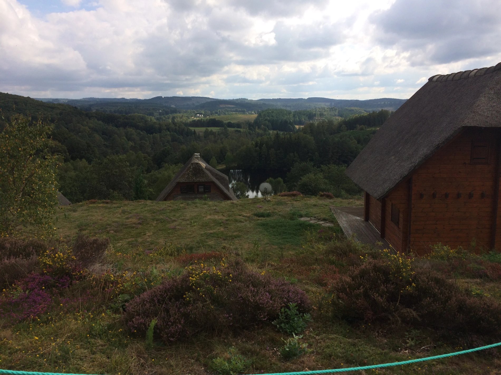 Vue panoramique sur les monts et forêts depuis Villa Corrèze Aventure.