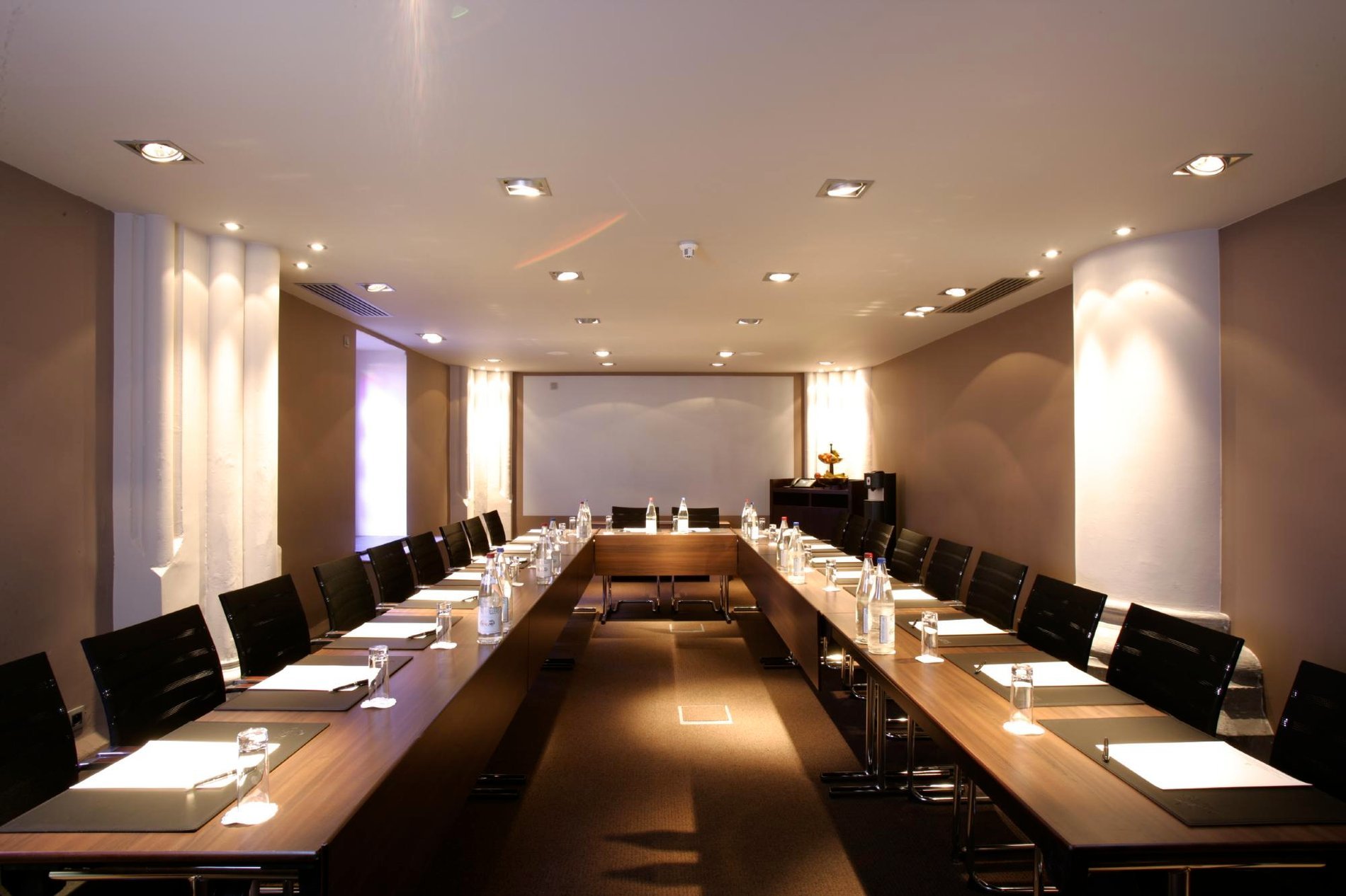 Salle de réunion moderne et lumineuse à l'hôtel Martin's Patershof à Malines