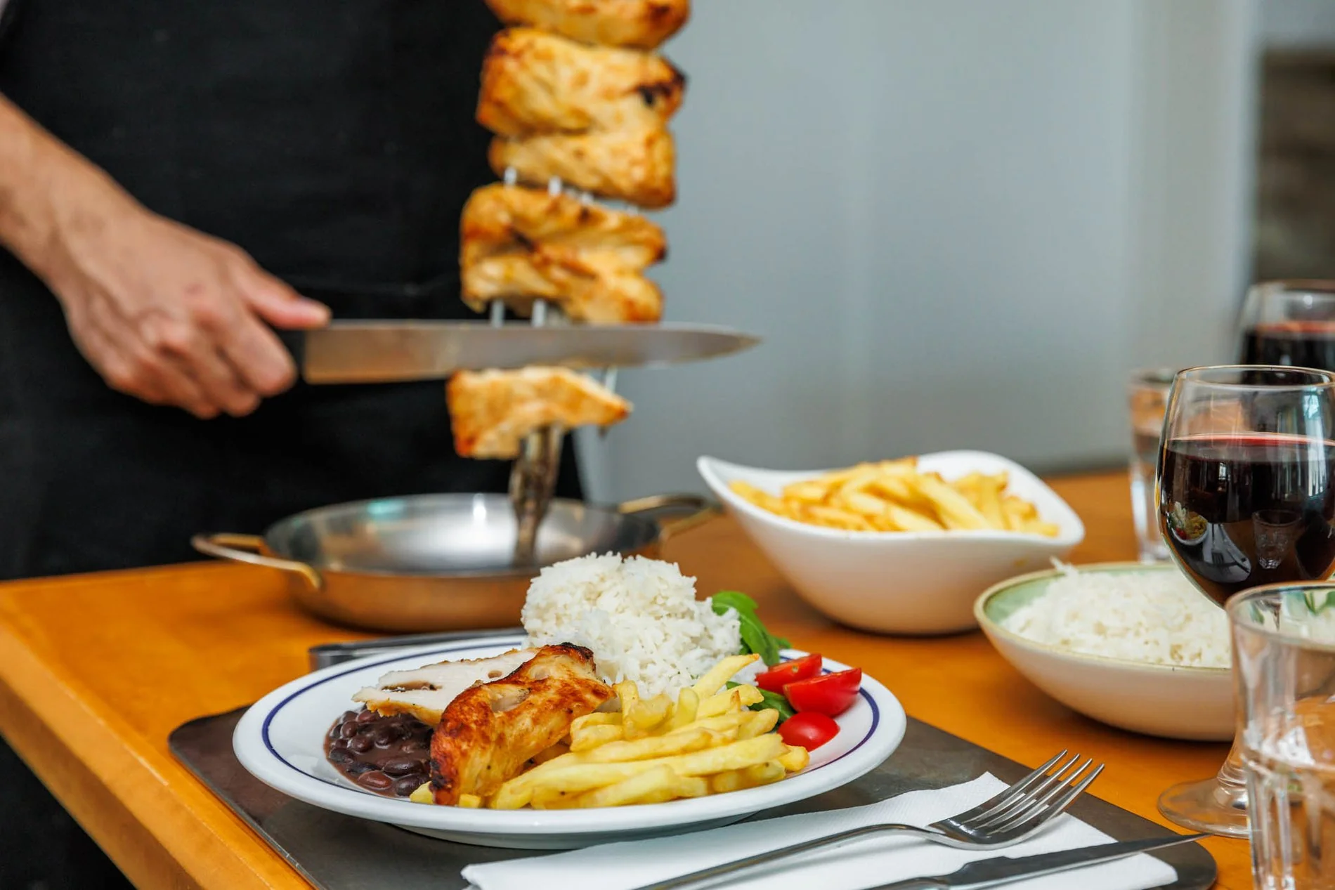 Brochette de viande servie dans l’assiette au restaurant Taberna de l’Hôtel Jupiter Albufeira