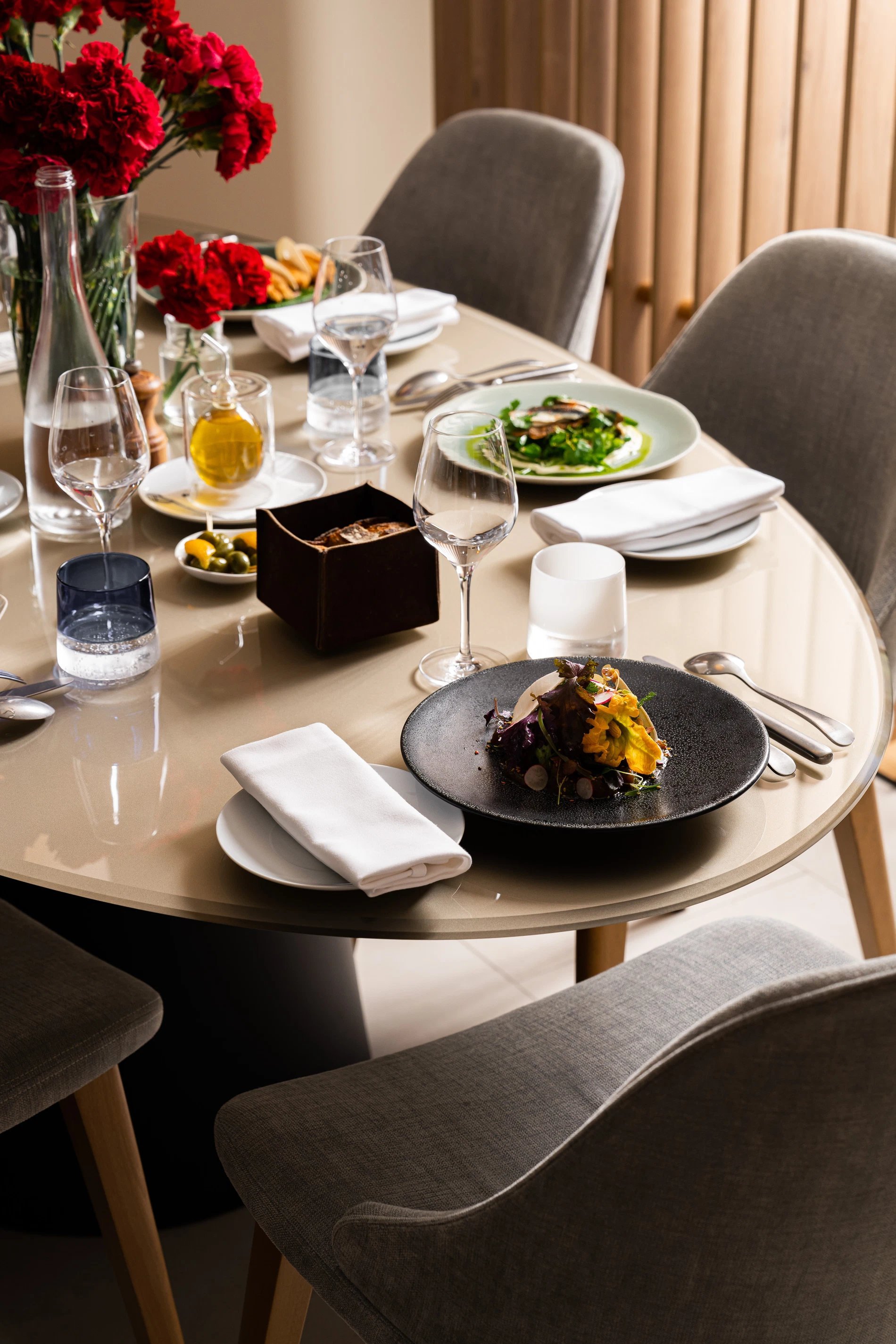 Refined table at Brasserie L’Impé in Nîmes with dishes