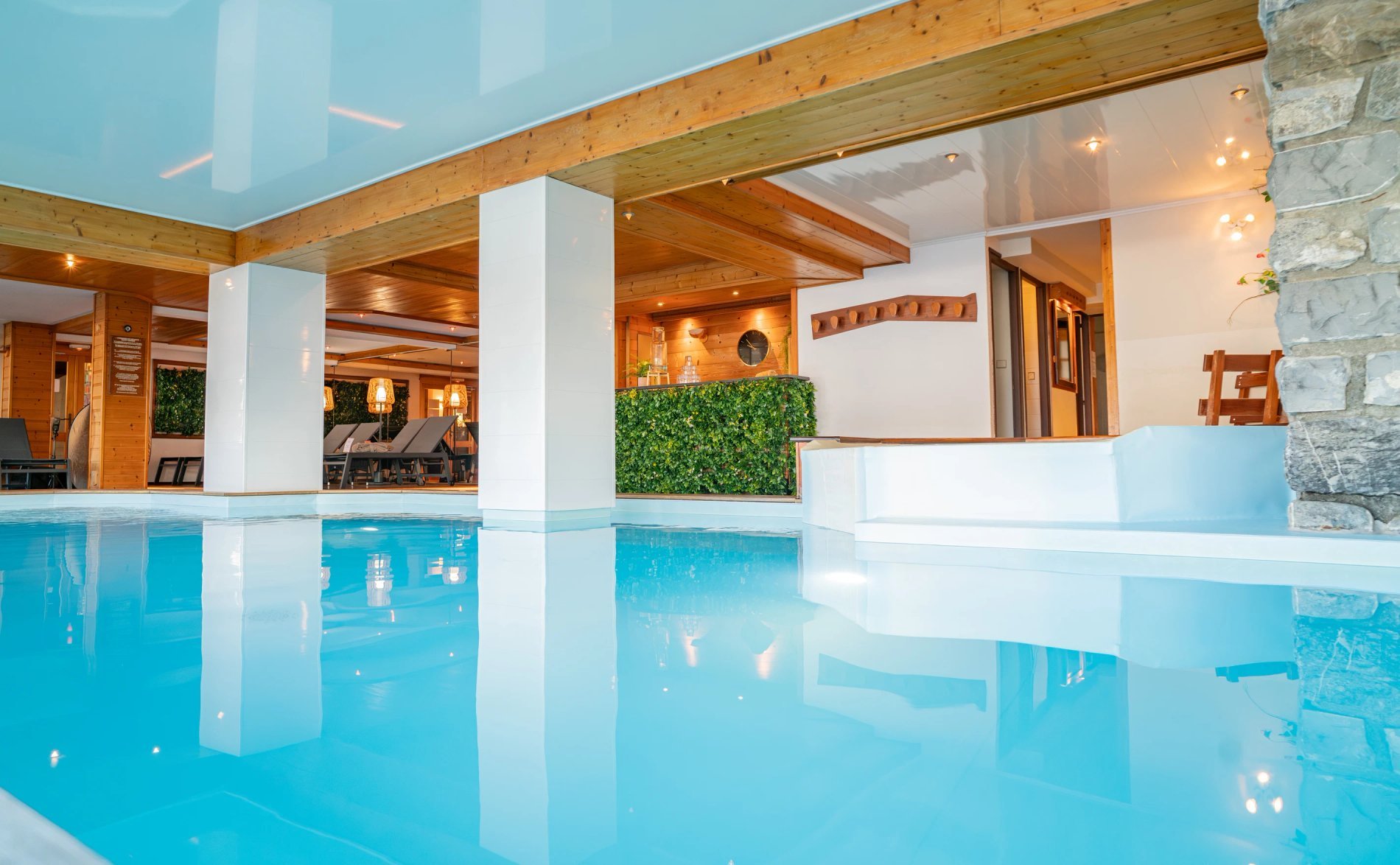 Piscine intérieure, piscine chauffée, espace spa et bien être