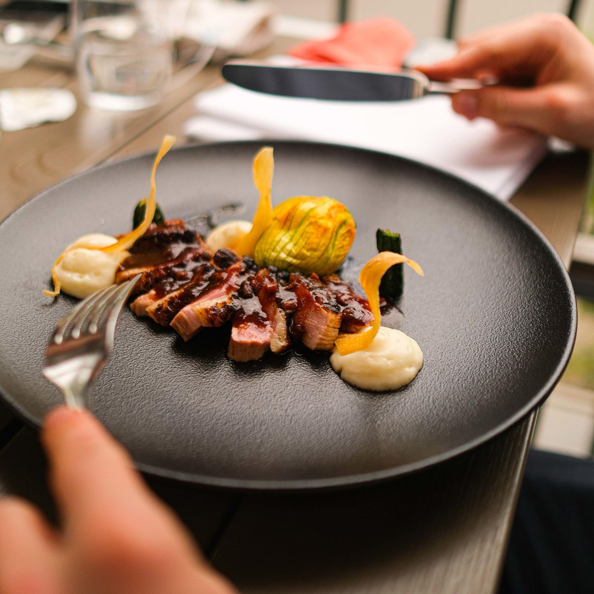 Plat gastronomique sophistiqué présenté au restaurant Genval les Bains