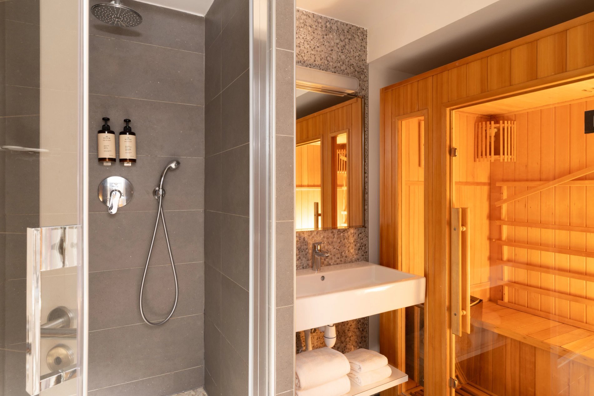 Hôtel Midnight Suite Deluxe Sauna Salle de bain douche