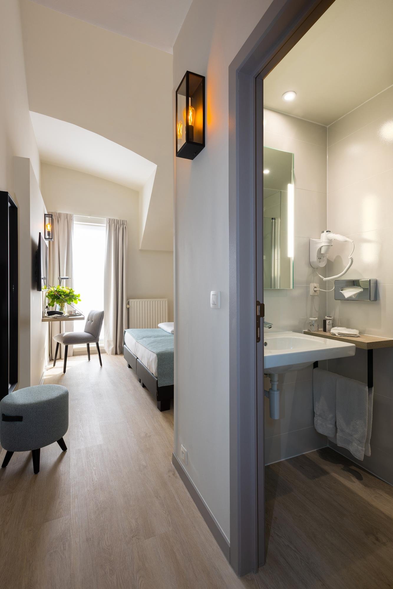 Flur zwischen Schlafzimmer und Badezimmer im Martin's Brugge