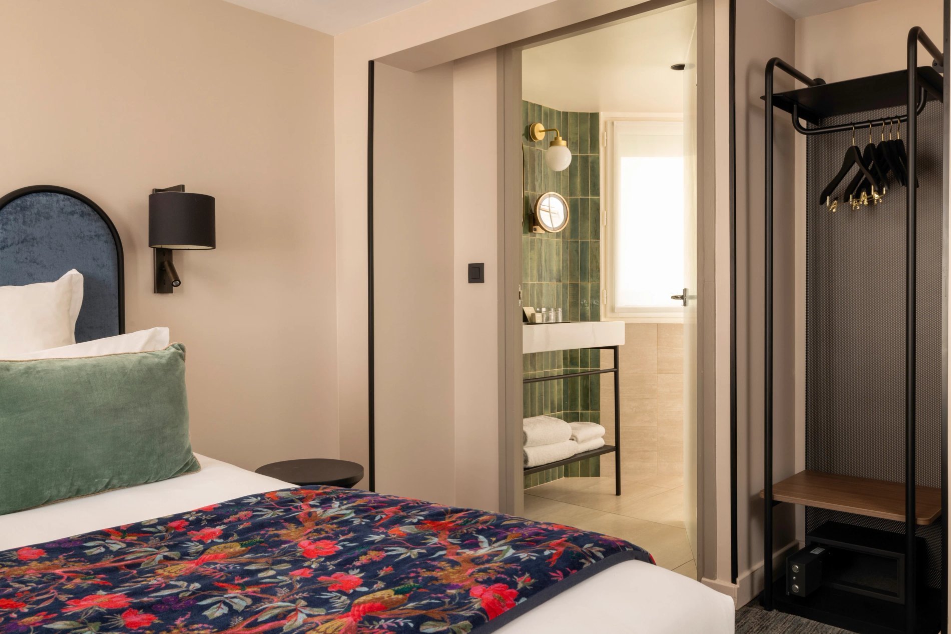 Hôtel Maxim Opéra Chambre Supérieure Salle de bain Penderie