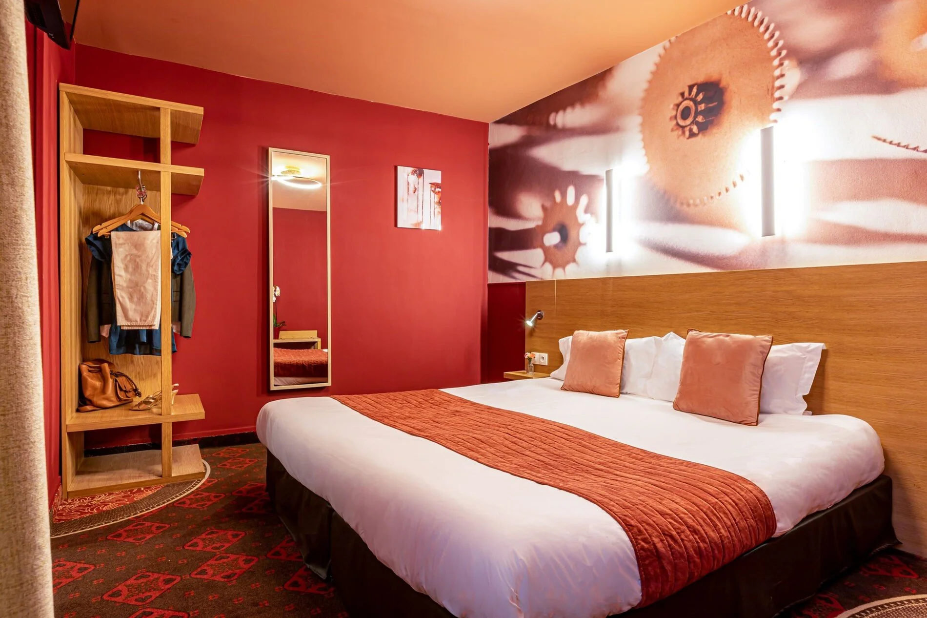 Chambre Supérieure Double de l'Hôtel Ariane Montparnasse avec lit Queen Size, rangements ouverts et décoration contemporaine à Paris 14