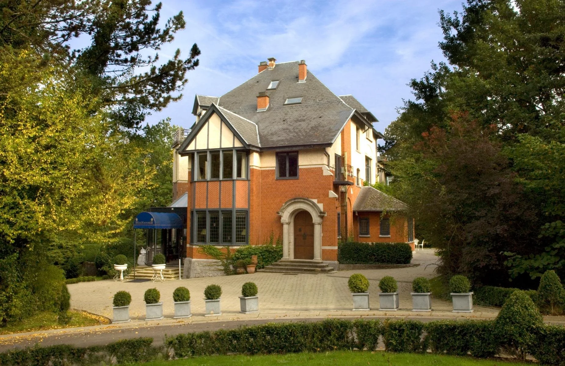 Vue extérieure du Manoir de Genval et son charme intemporel.
