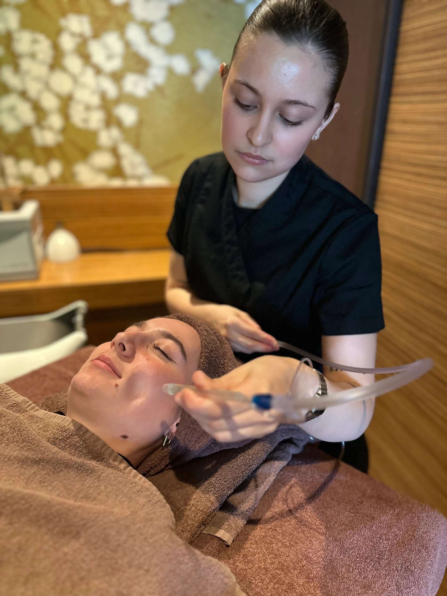 Soin du visage professionnel au Mont Spa Les Trésoms à Annecy, réalisé par une esthéticienne experte.
