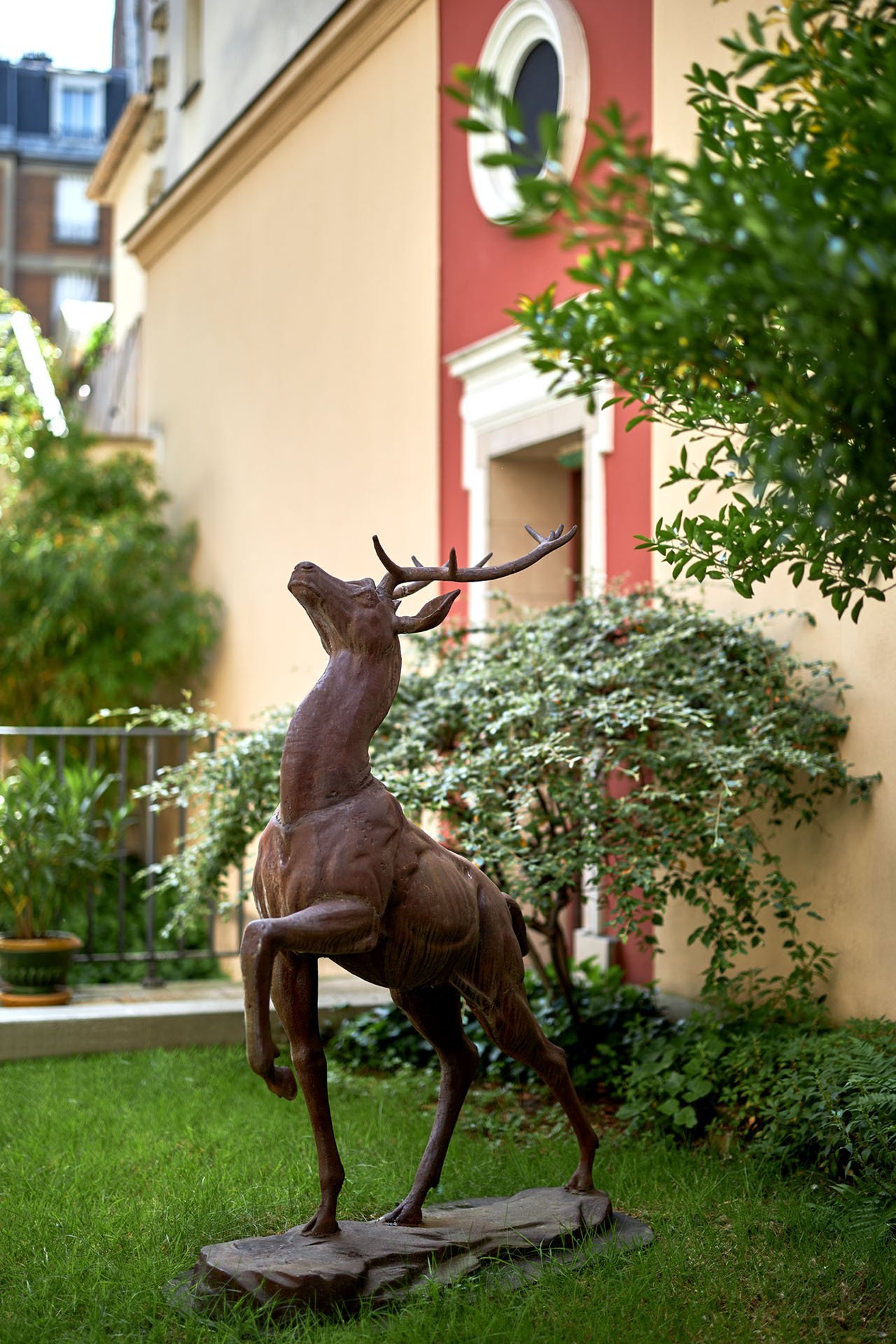 Decorative sculpture of a deer in the garden of the Best Western Saint-Louis Hotel near Nogent-sur-Marne.