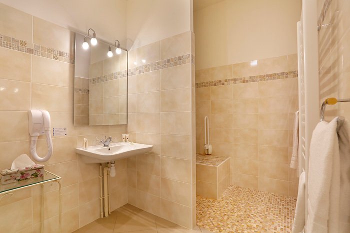 Château de la Rozelle, Salle de bain accessible avec douche à l'italienne au Best Western Plus Masqhotel à La Rochelle.