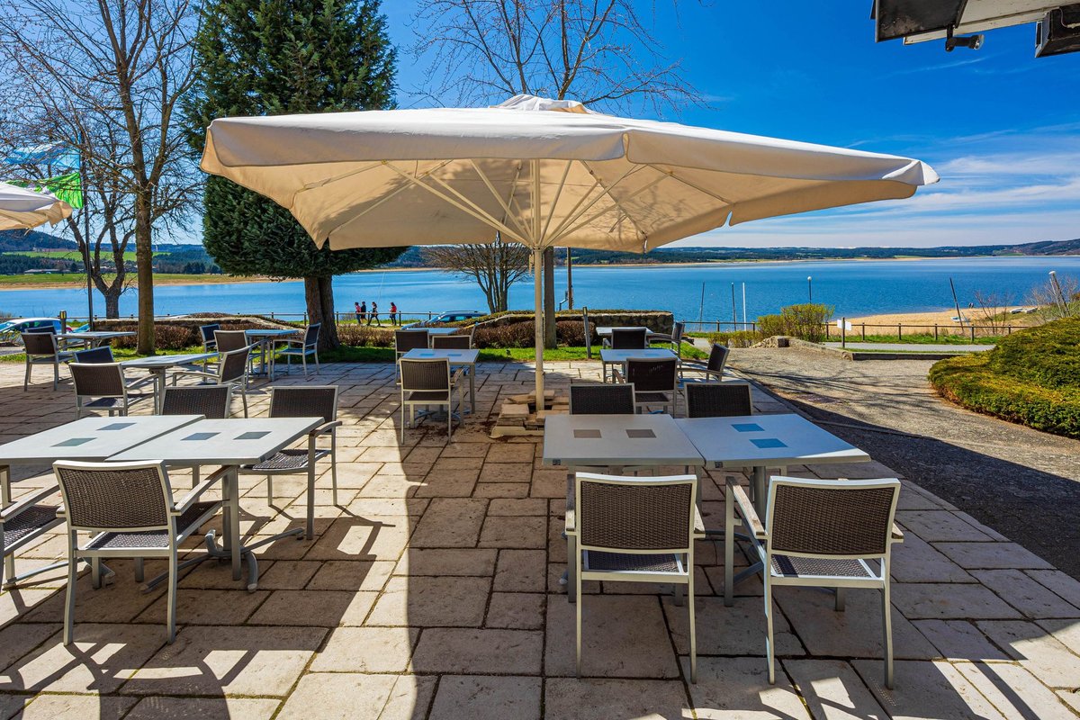 Hotel met tweepersoonskamers aan het meer van Naussac