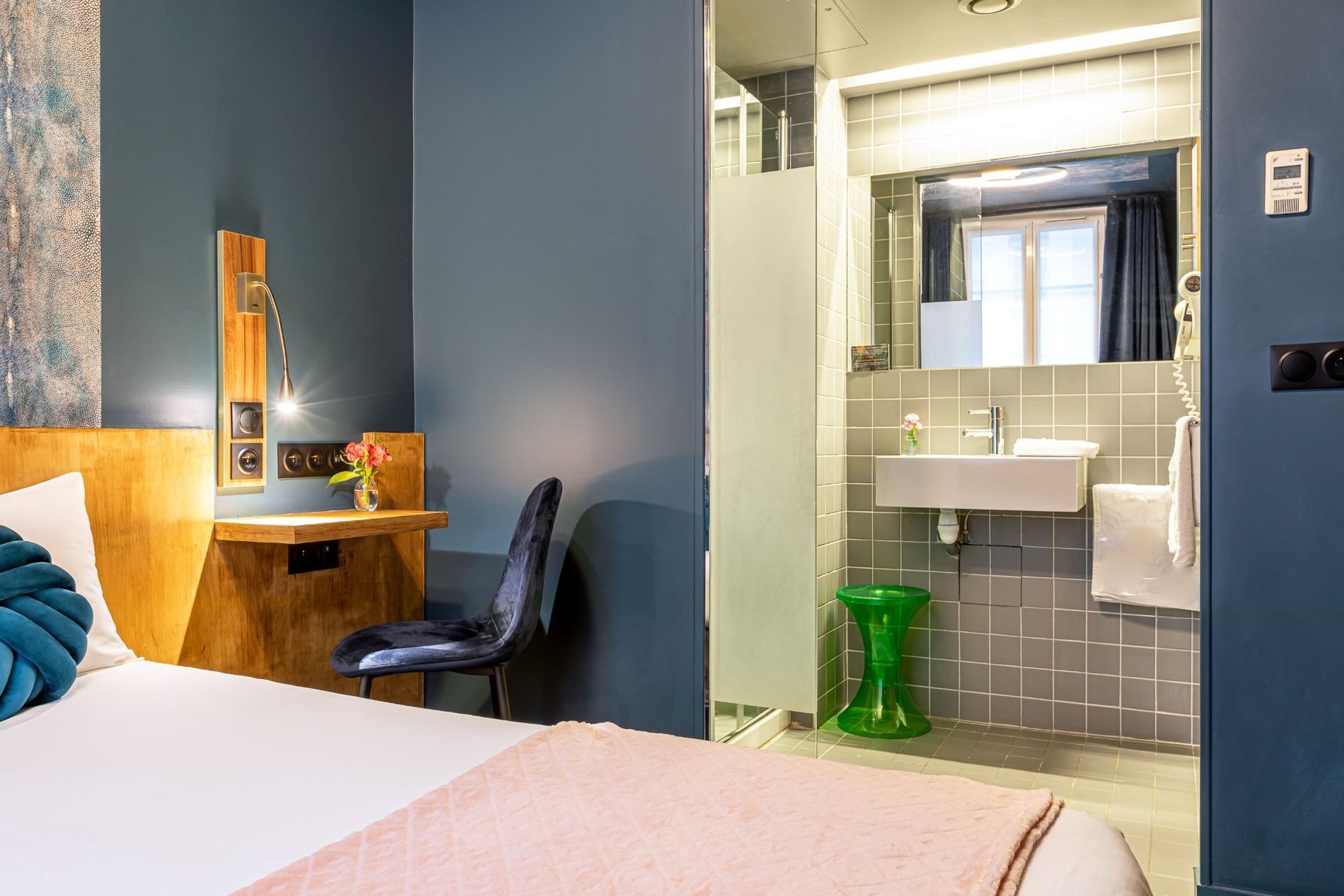Chambre Glasgow de l’Hôtel Glasgow Monceau à Paris avec lit double, bureau et salle de bains privative moderne