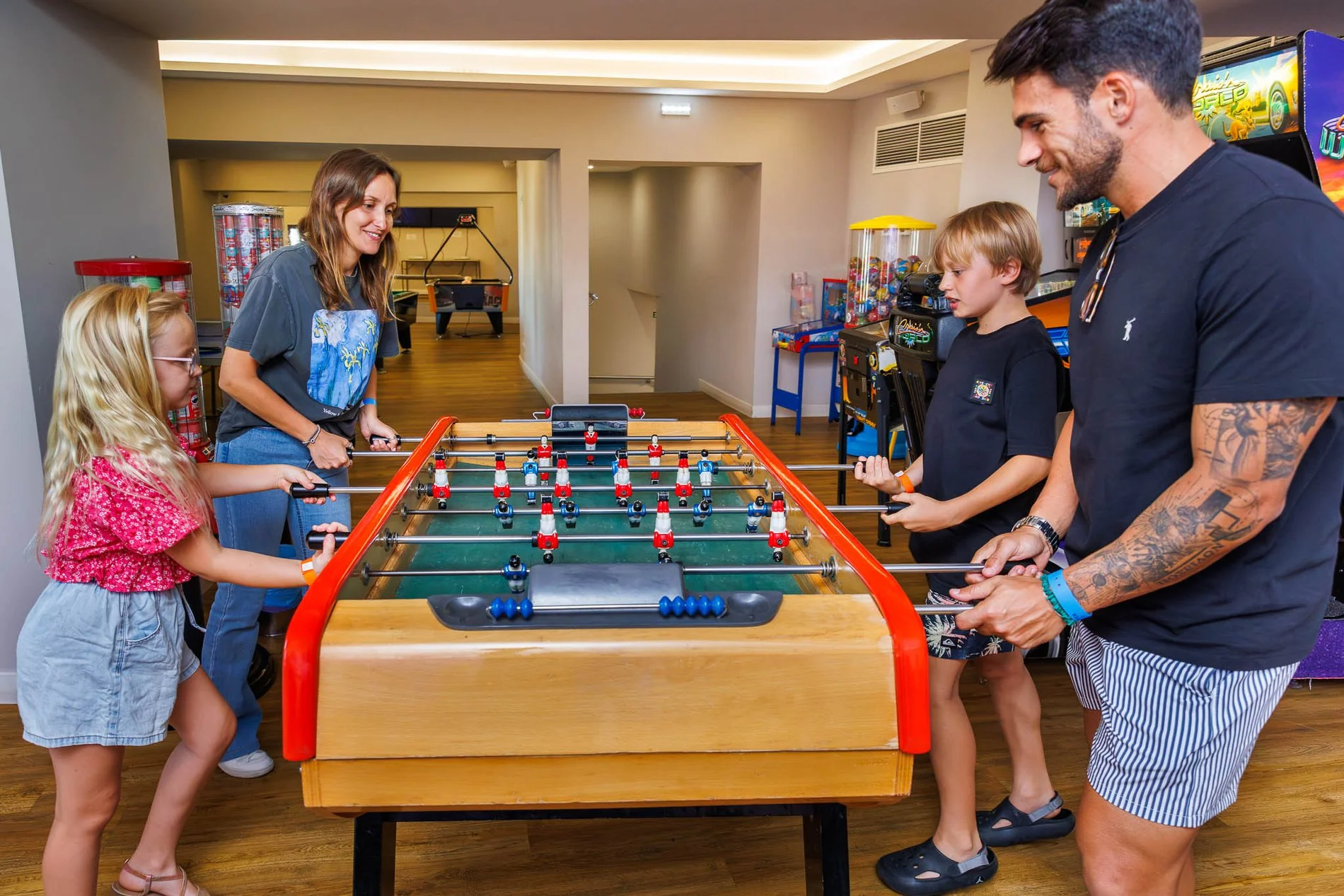 Familie spielt Tischfußball im Teens Club des Jupiter Albufeira Hotels