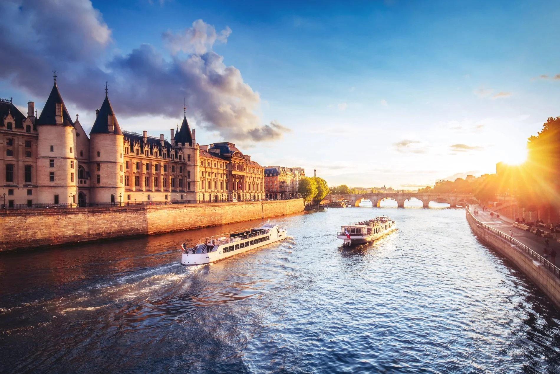 Summer holidays in Paris - Seine river cruise