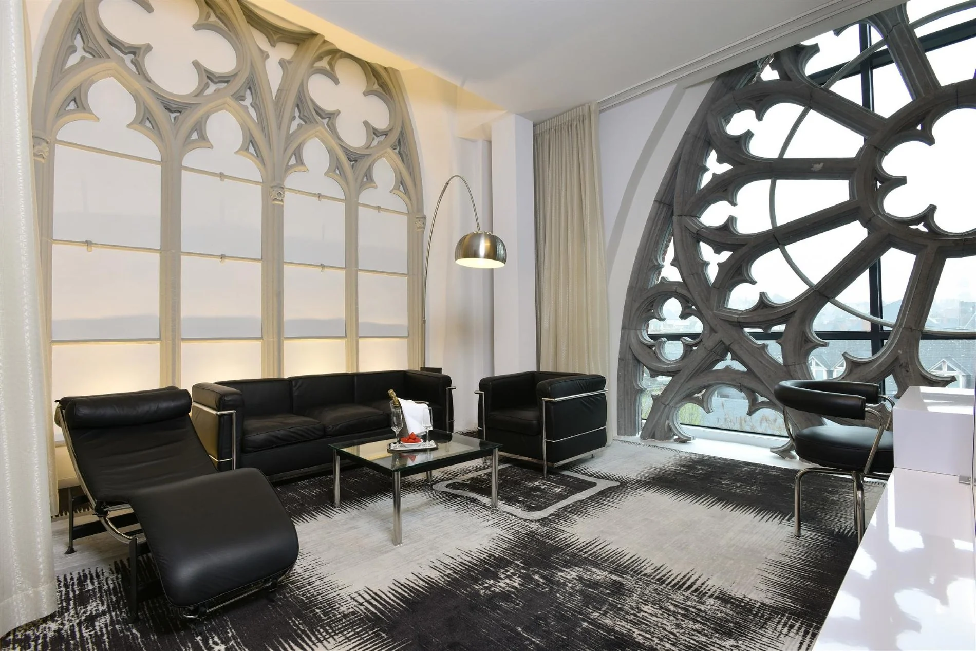 Chambre suite élégante avec une vue sur un vitrail au Martin's Dream à Mons.