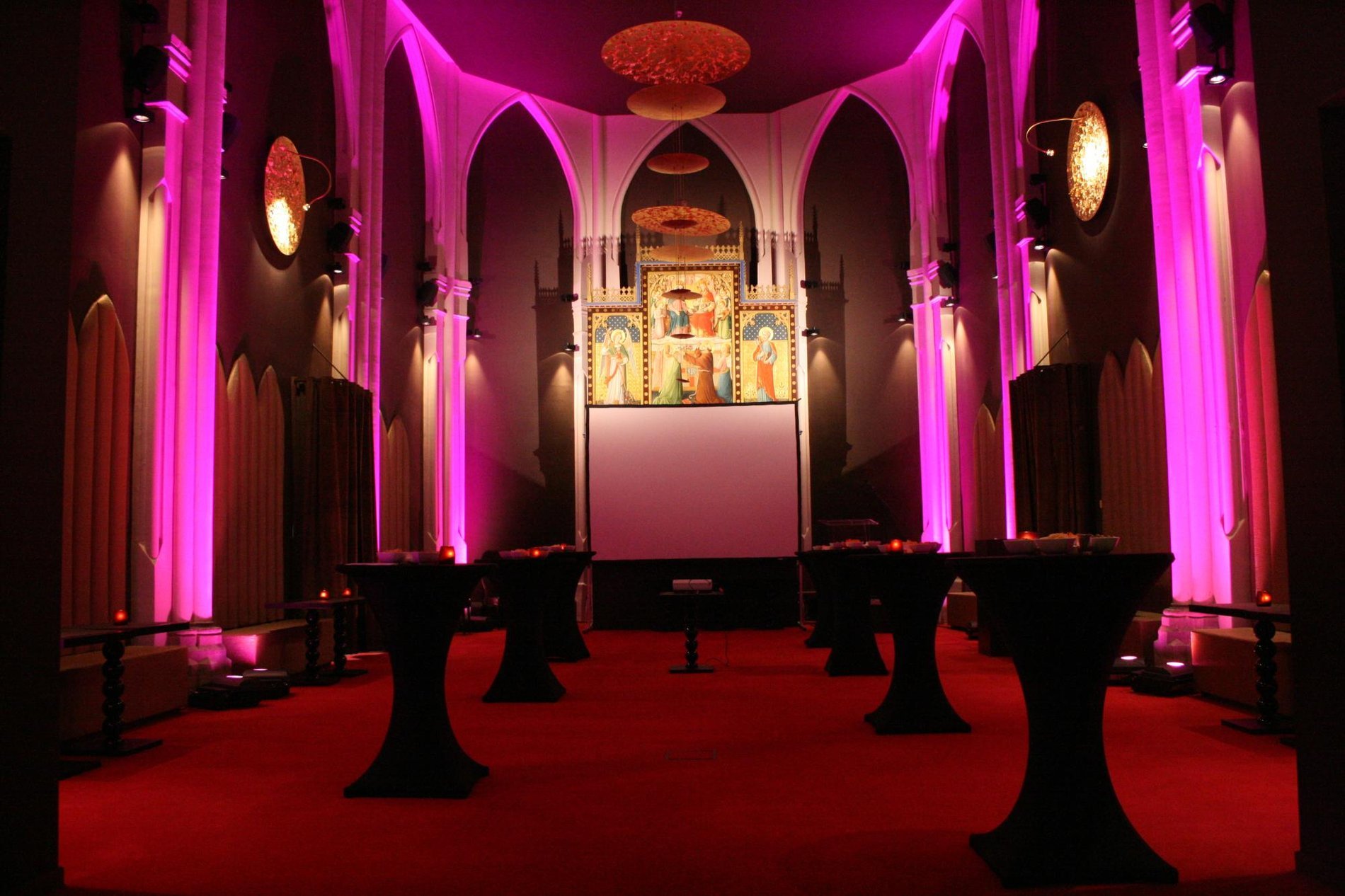 Evenement in het verlichte schip van Martin's Patershof, een unieke locatie in Mechelen.