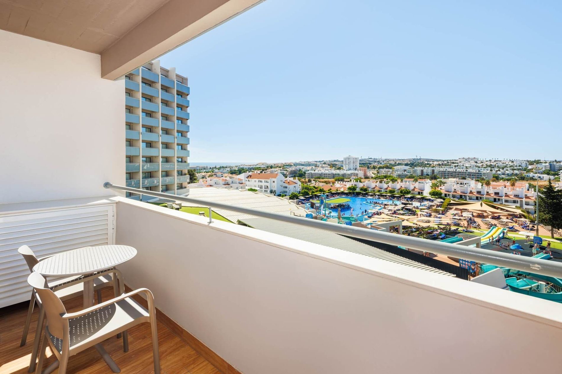 Balcon de la chambre familiale avec une vue incroyable à l’Hôtel Jupiter Albufeira