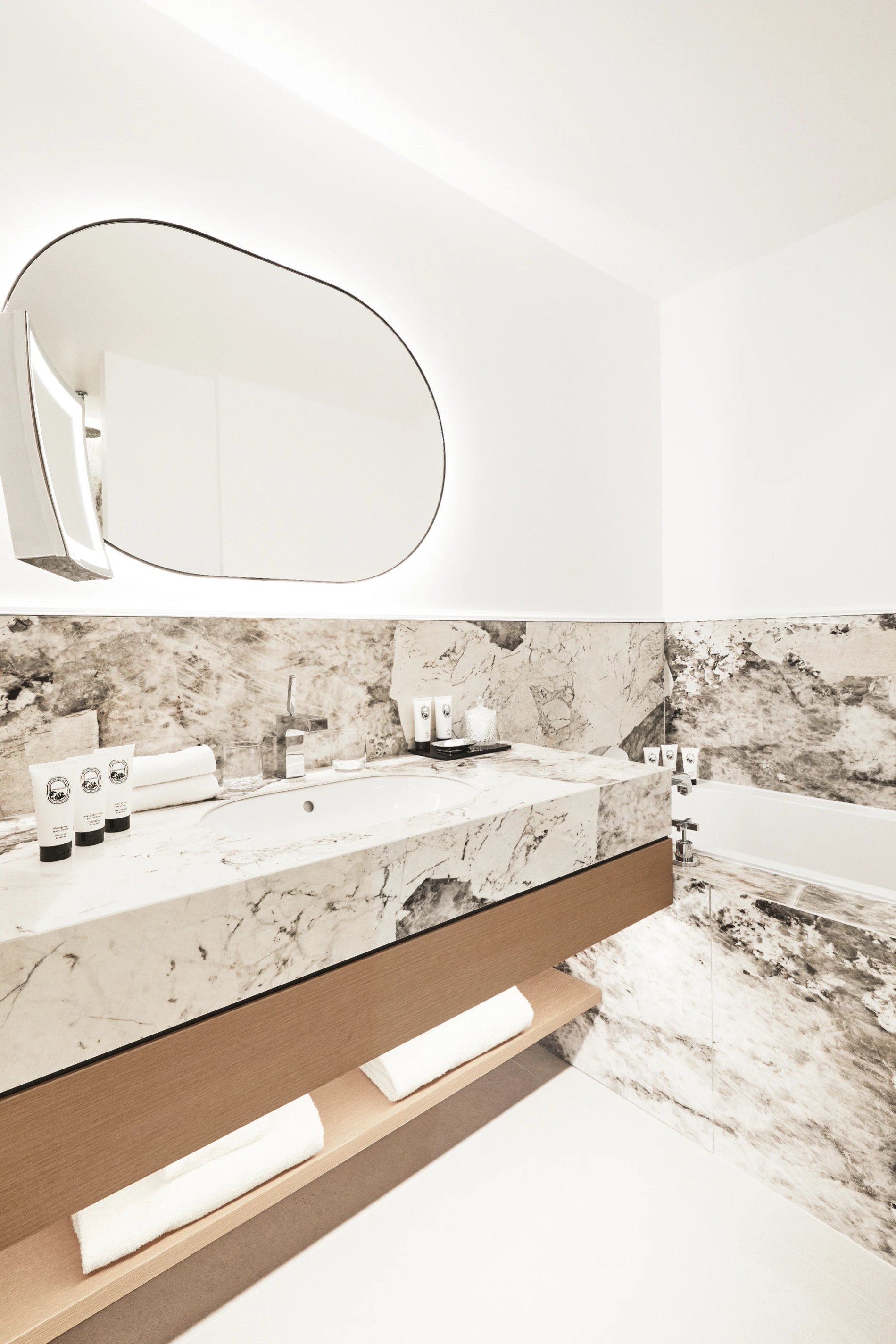Grand Hôtel du Palais Royal | Bathroom Junior suite Prestige
