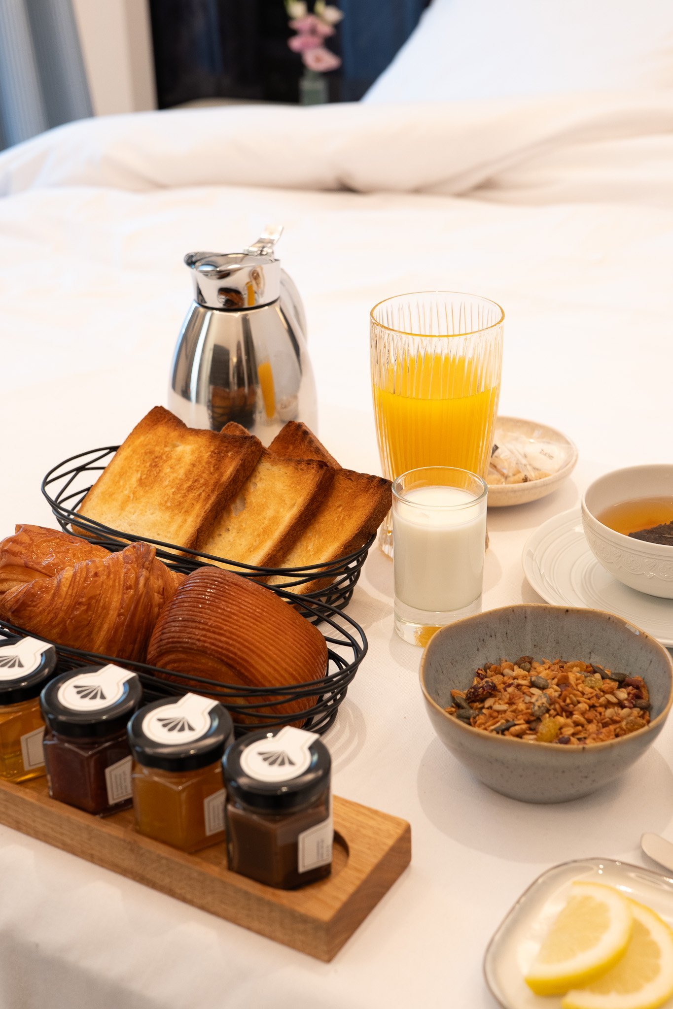 Varied breakfast at Café Victoria: tea, toast, etc.