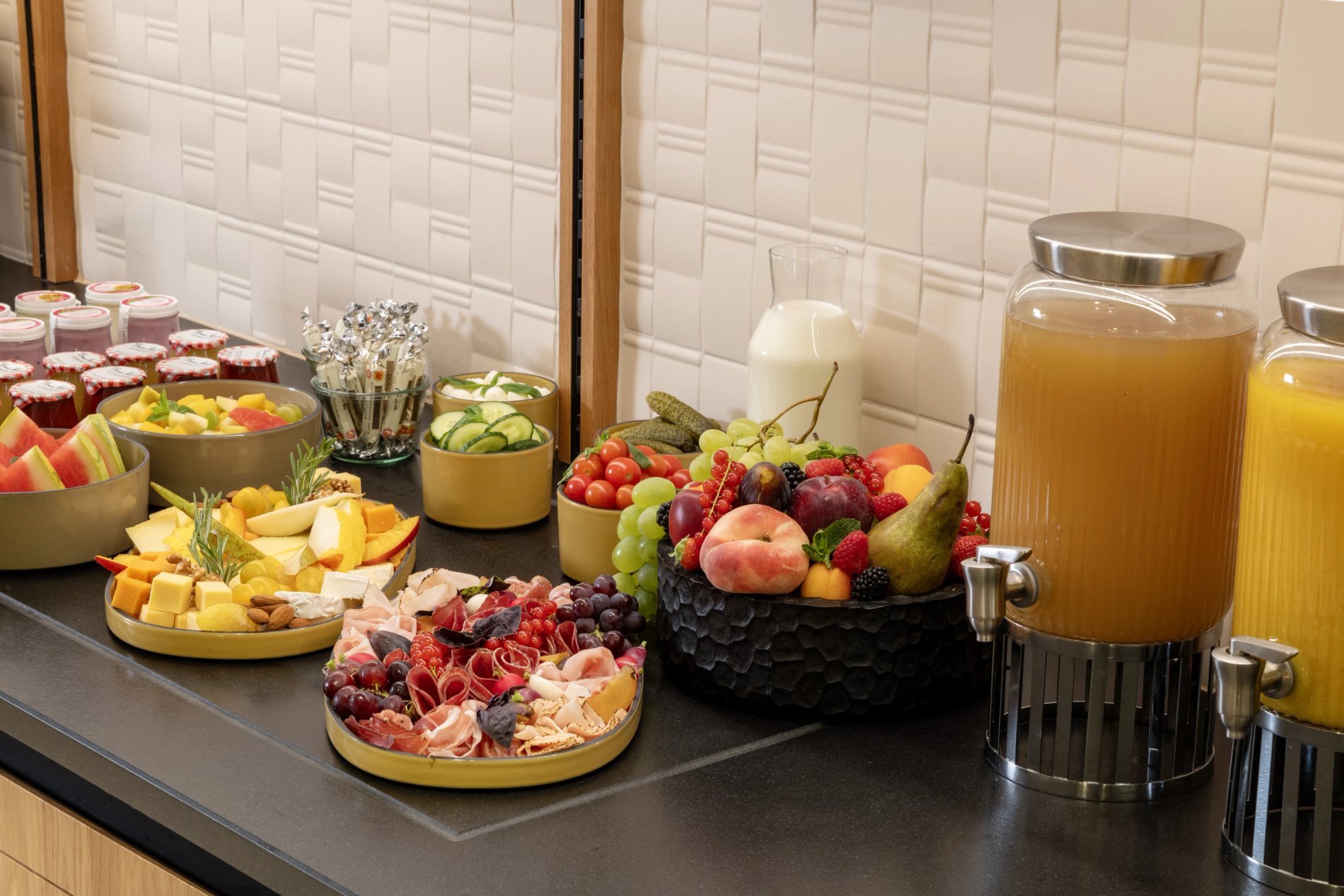 Hotel Brady Buffet Breakfast Room
