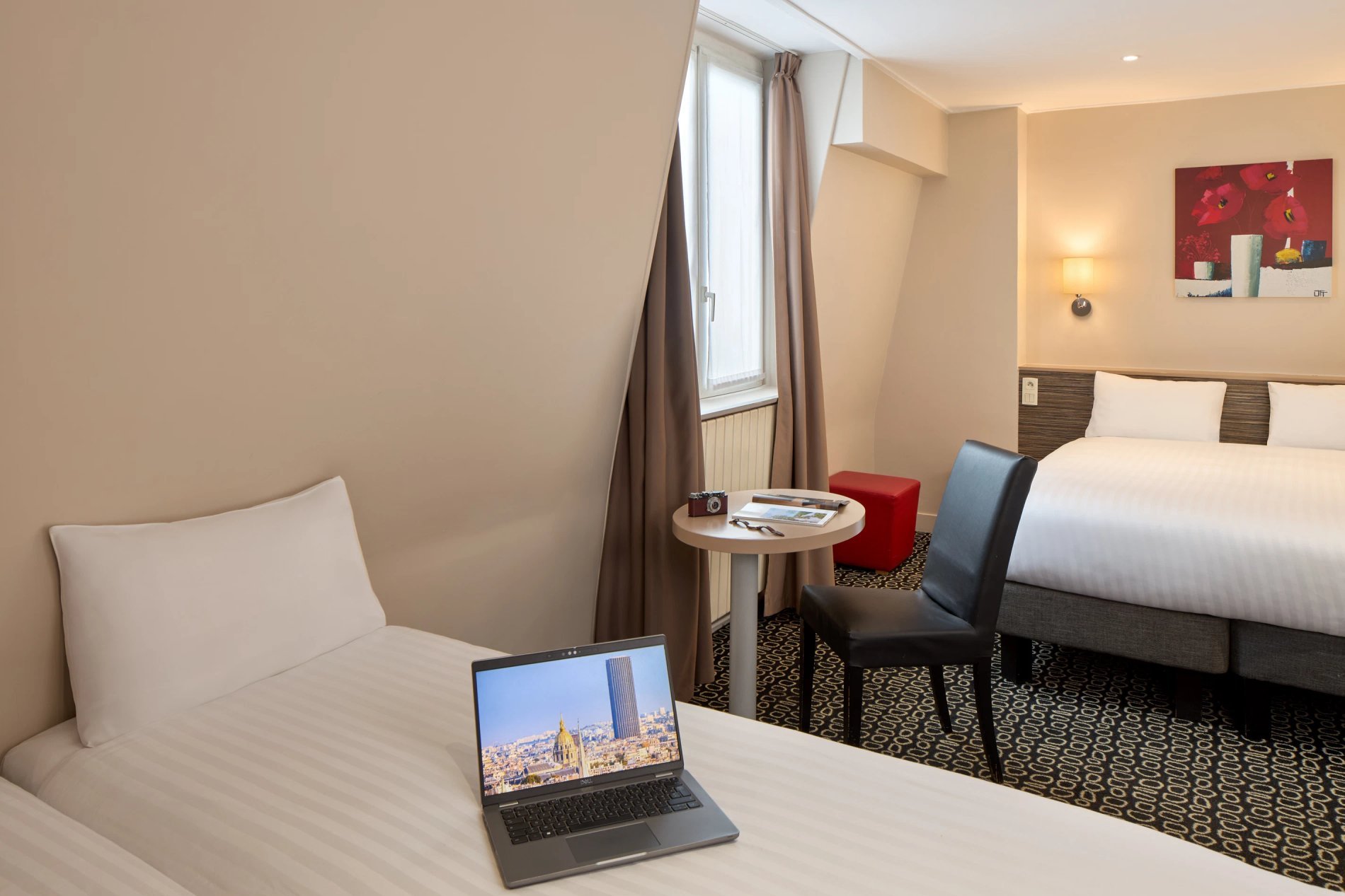 Chambre Confort Lits Jumeaux au Timhotel, avec bureau et coin détente