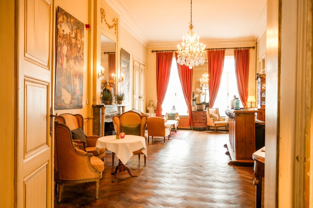 Martin's Relais 4****, Elegante zaal met kroonluchter en historische inrichting in Martin's Relais.