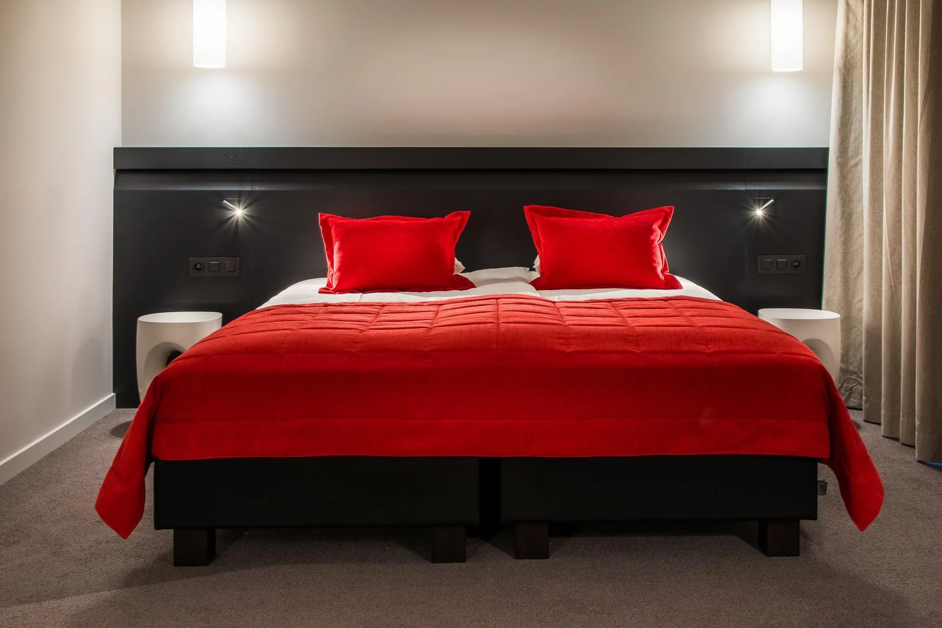 Chambre double élégante avec une décoration minimaliste rouge et noire