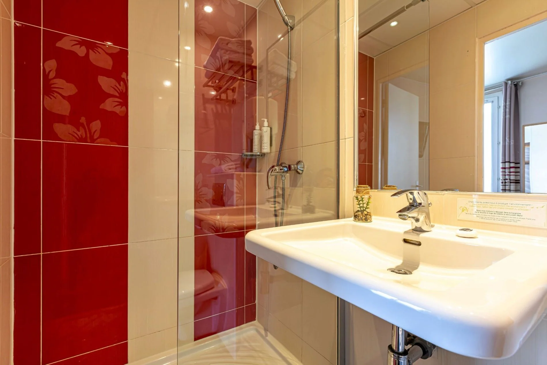 Salle de bain privative avec douche, grande vasque et miroir dans les chambres adjacentes de l'Hôtel Ariane Montparnasse