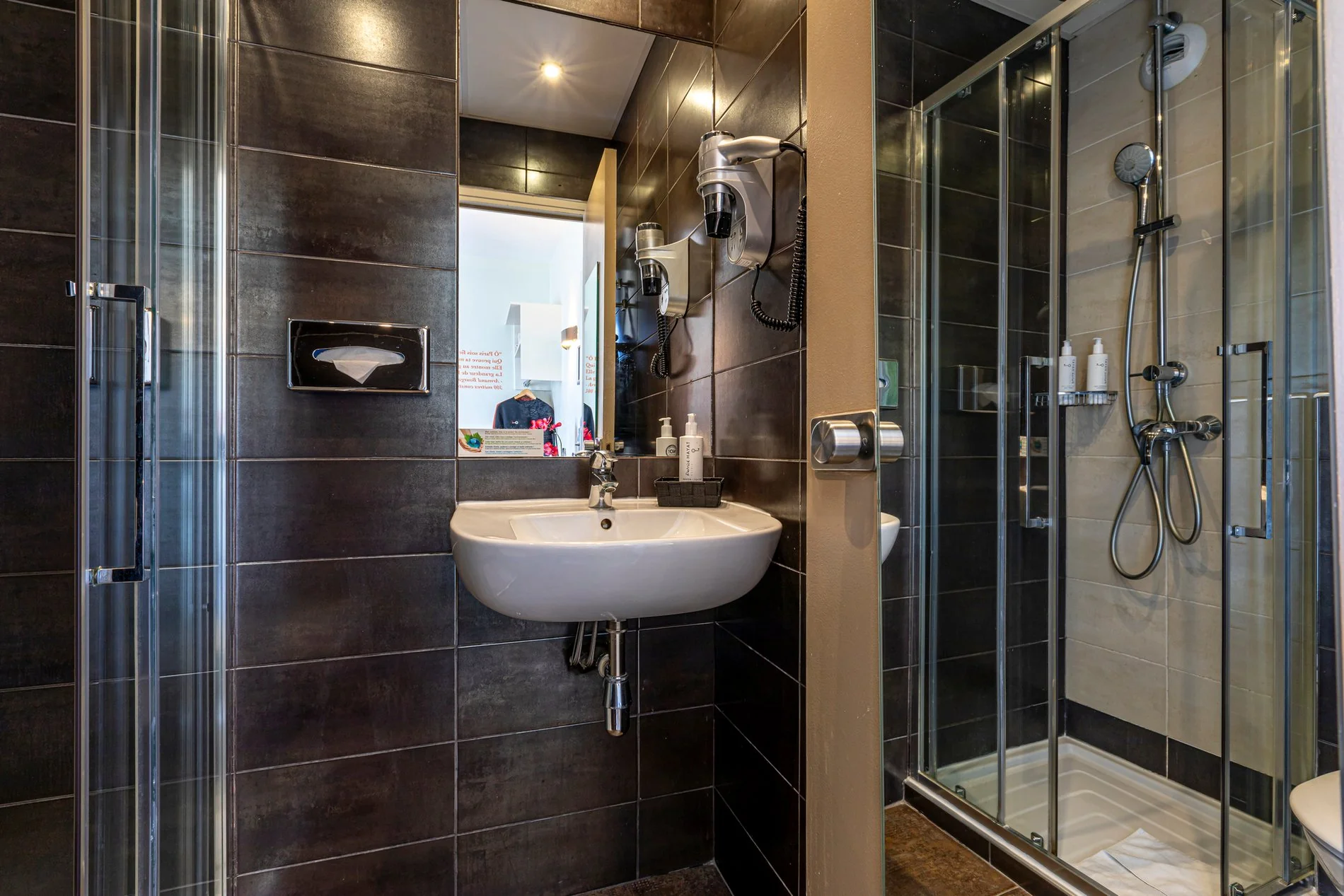 Salle de bain des chambres doubles adjacentes de l'Hôtel Alpha Paris Eiffel avec douche.
